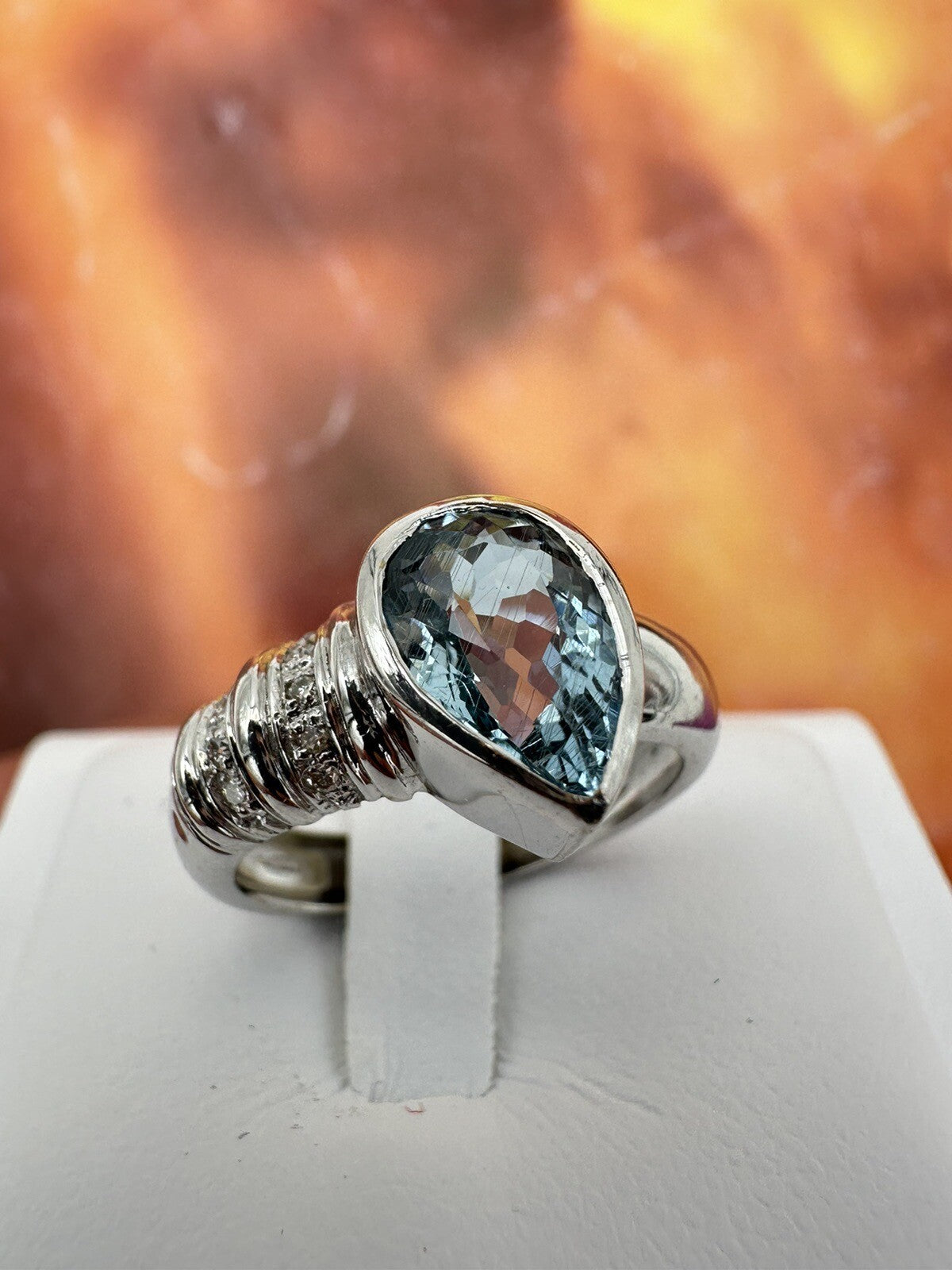 Anello artigianale in oro bianco 18 kt con acquamarina a goccia e brillanti – foto 10