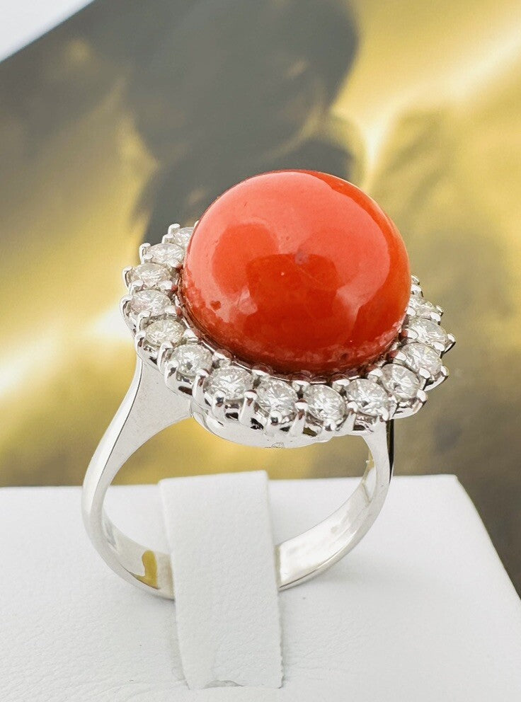Anello artigianale in oro bianco 18 kt con sfera di corallo e brillanti – foto 19