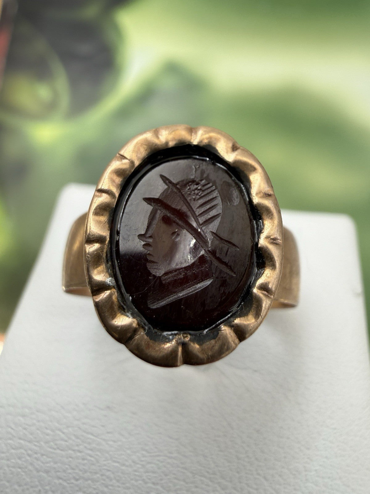 Anello borbonico in oro 6/7 kt con corniola incisa a guerriero, fine '800