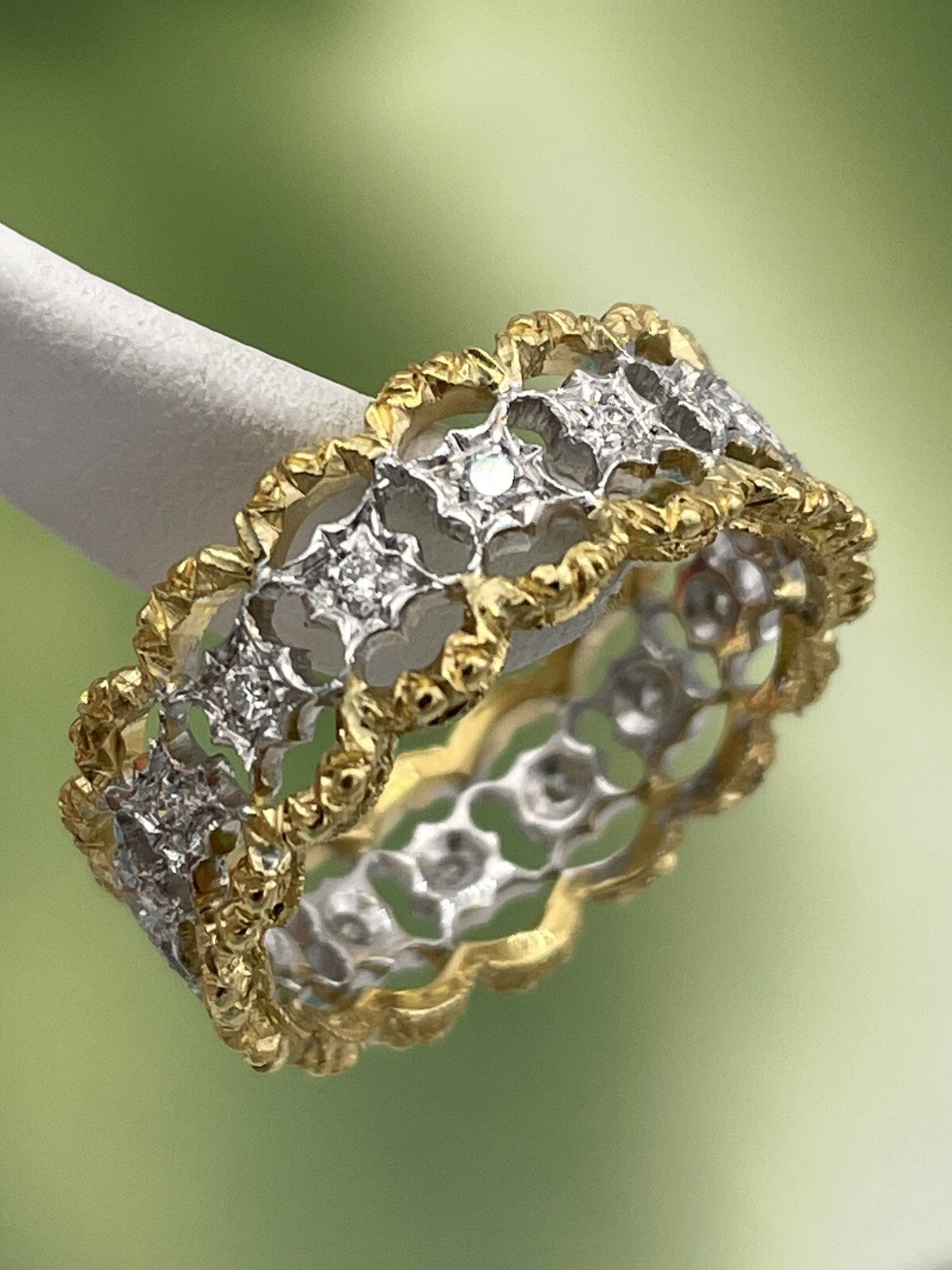 Anello eternity inciso a mano in oro bianco e giallo 18 kt con brillanti – foto 2