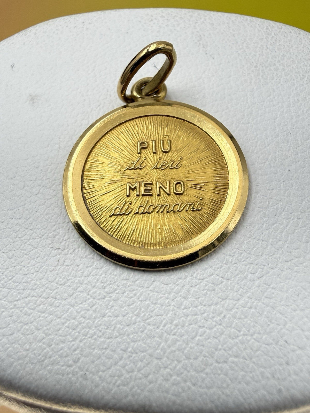 Ciondolo Unoaerre "+ di ieri – di domani" in oro 18 kt, anni '70 – foto 11