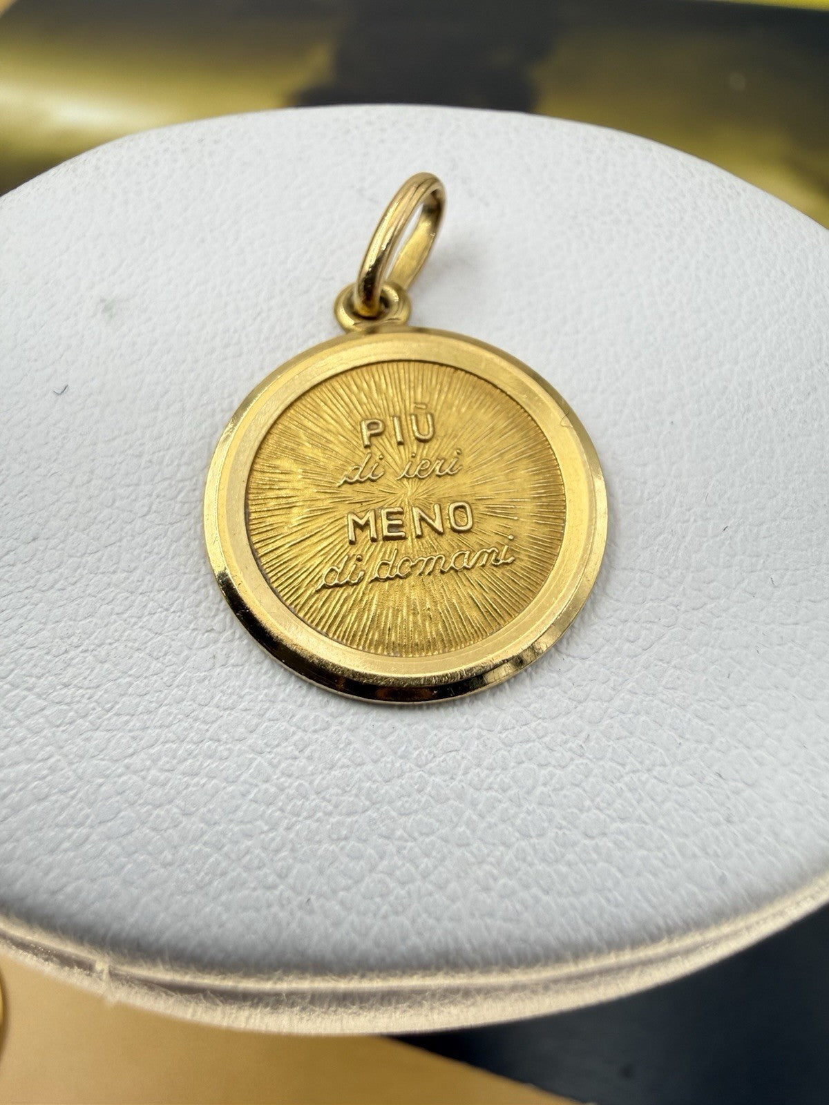Ciondolo Unoaerre "+ di ieri – di domani" in oro 18 kt, anni '70 – foto 7