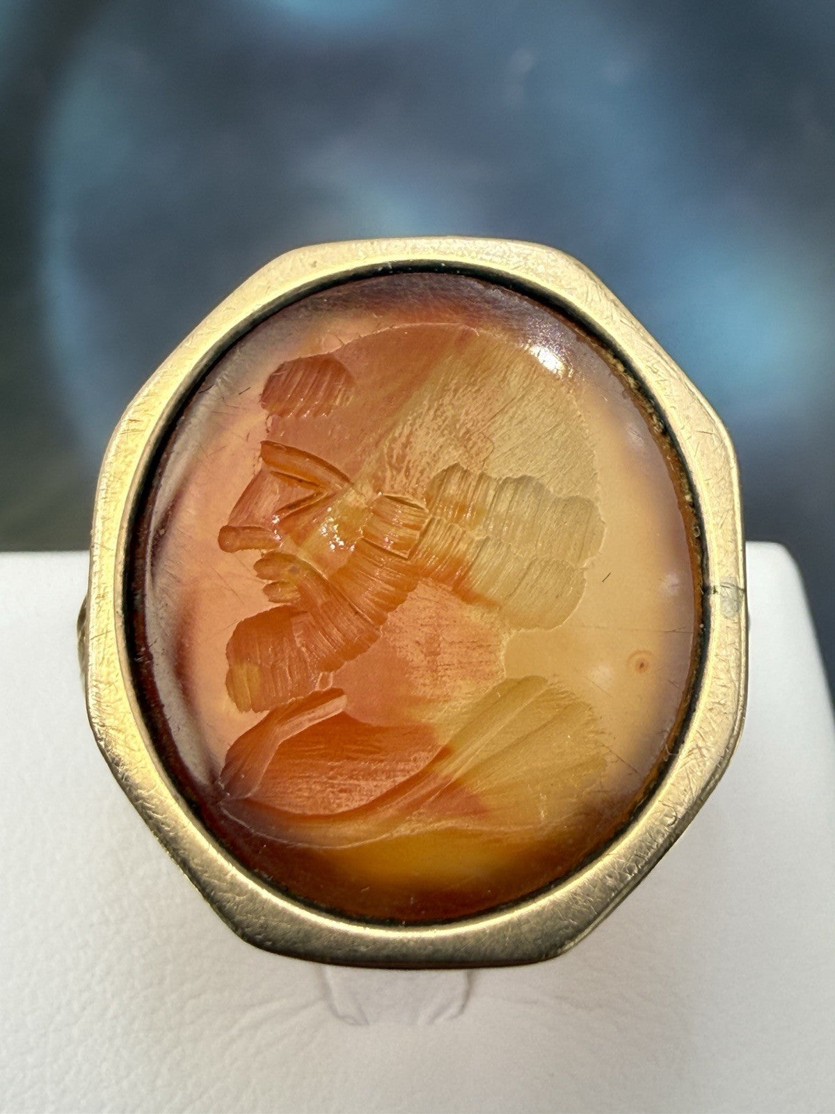 Anello borbonico in oro 6/7 kt con corniola incisa a volto di filosofo