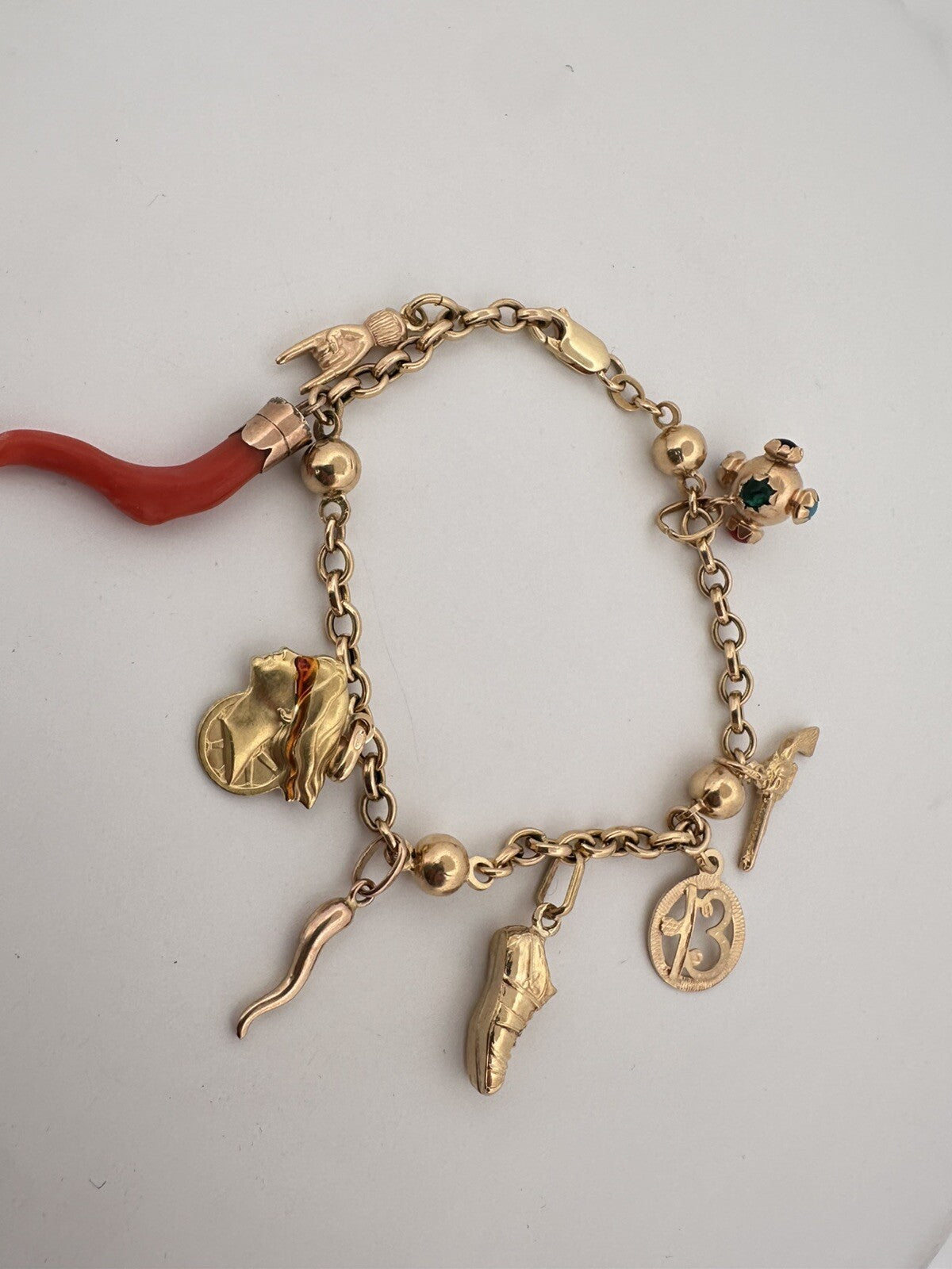 Bracciale portafortuna artigianale in oro 18 kt con 8 charms – foto 6