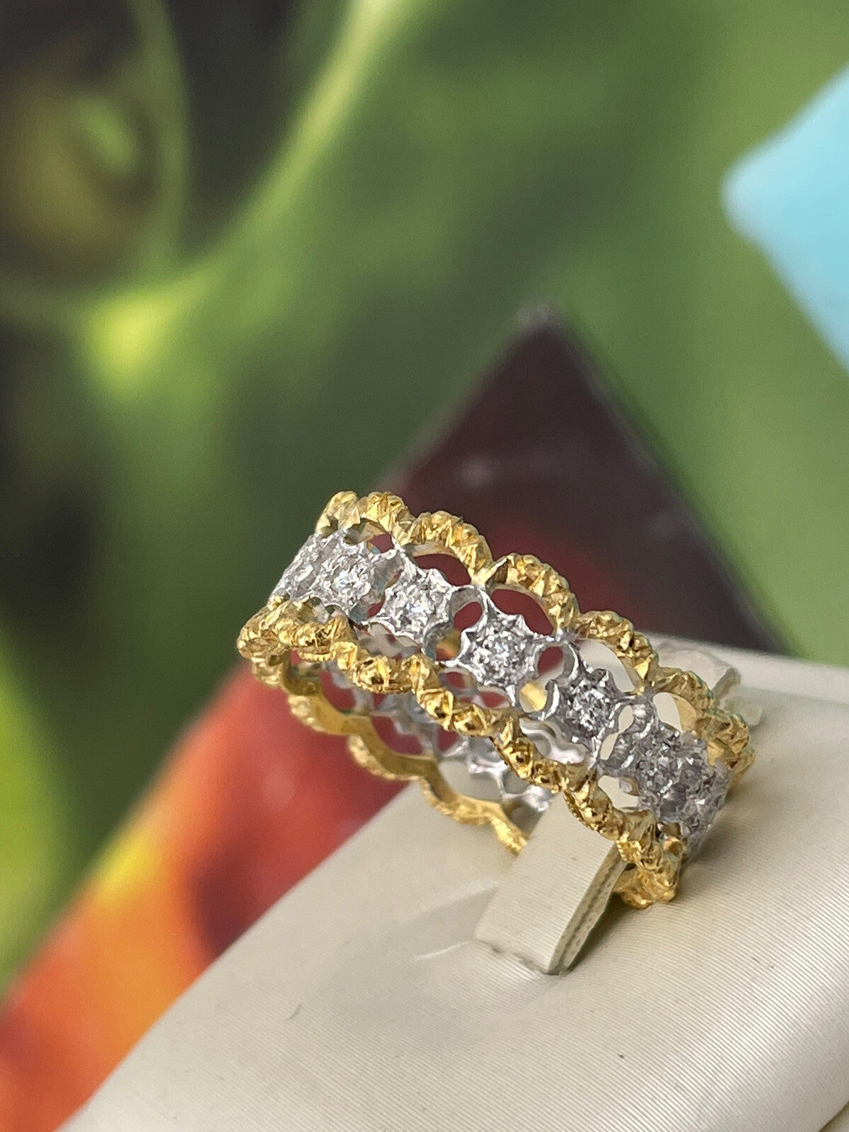 Anello eternity inciso a mano in oro bianco e giallo 18 kt con brillanti – foto 7
