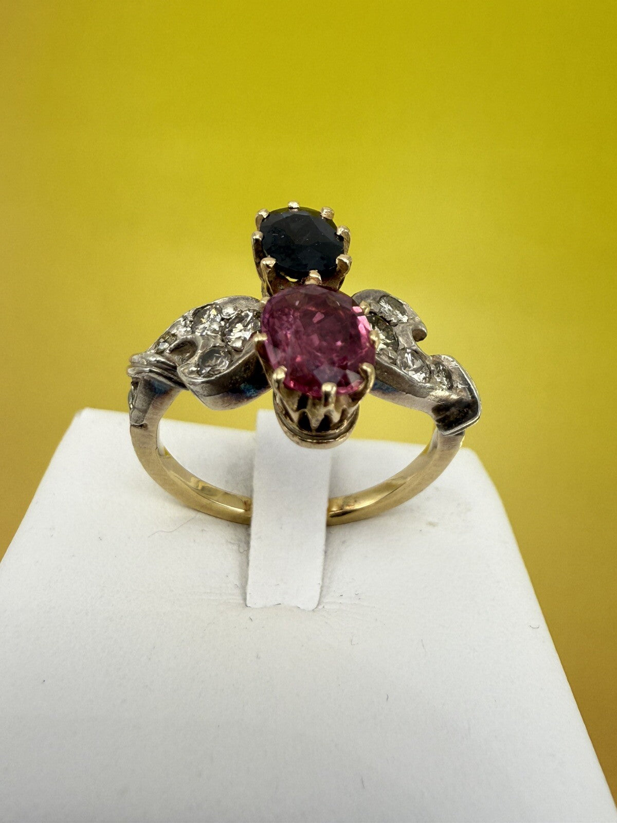Anello contrarié in oro 12 kt con rubino, zaffiro e brillanti, anni '50
