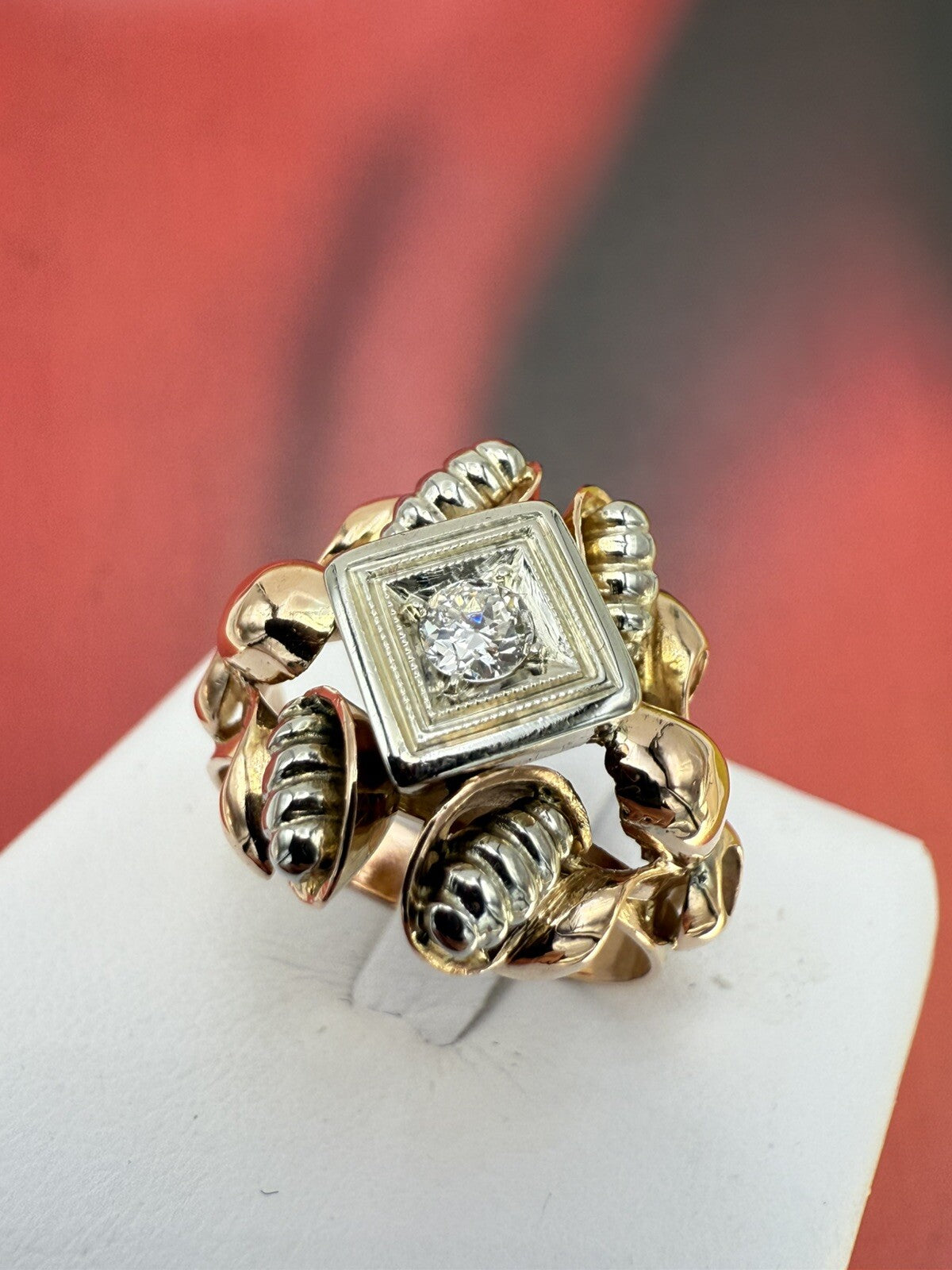 Anello vintage in oro rosso 18 kt con brillante da 0,15 ct, anni '50