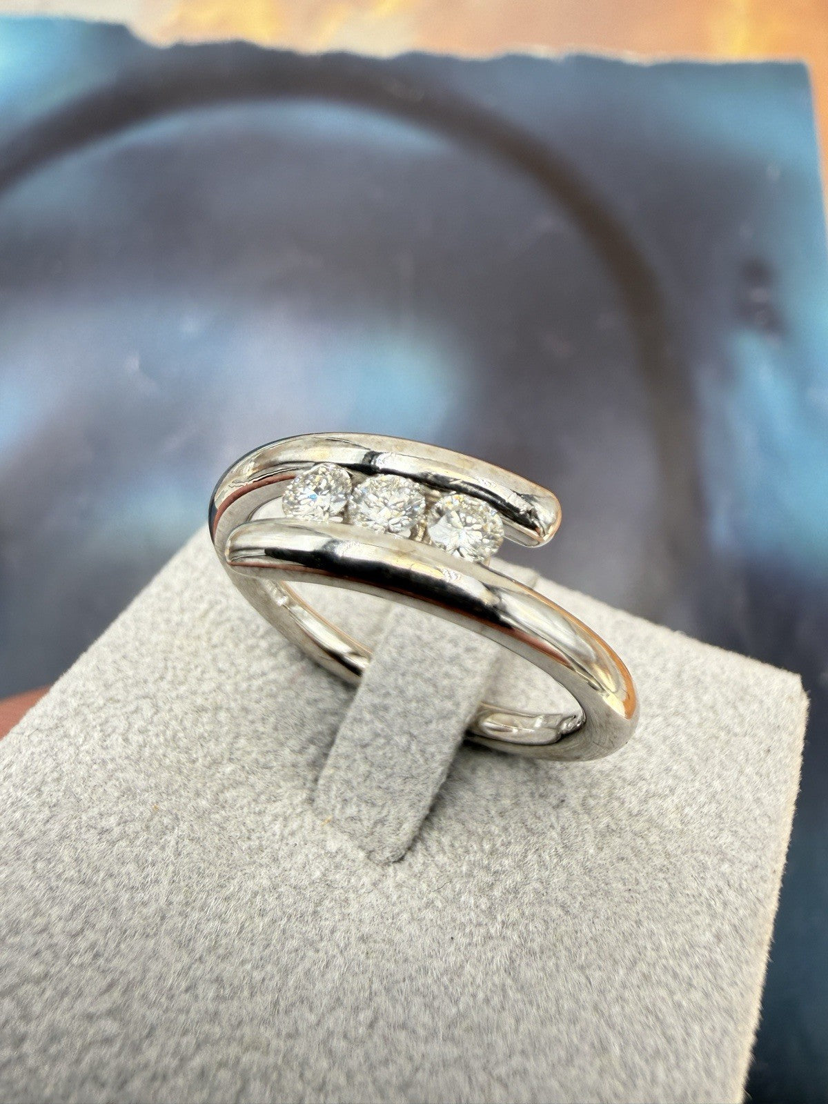 Anello trilogy Damiani in oro bianco 18 kt con diamanti da 0,30 ct – foto 5