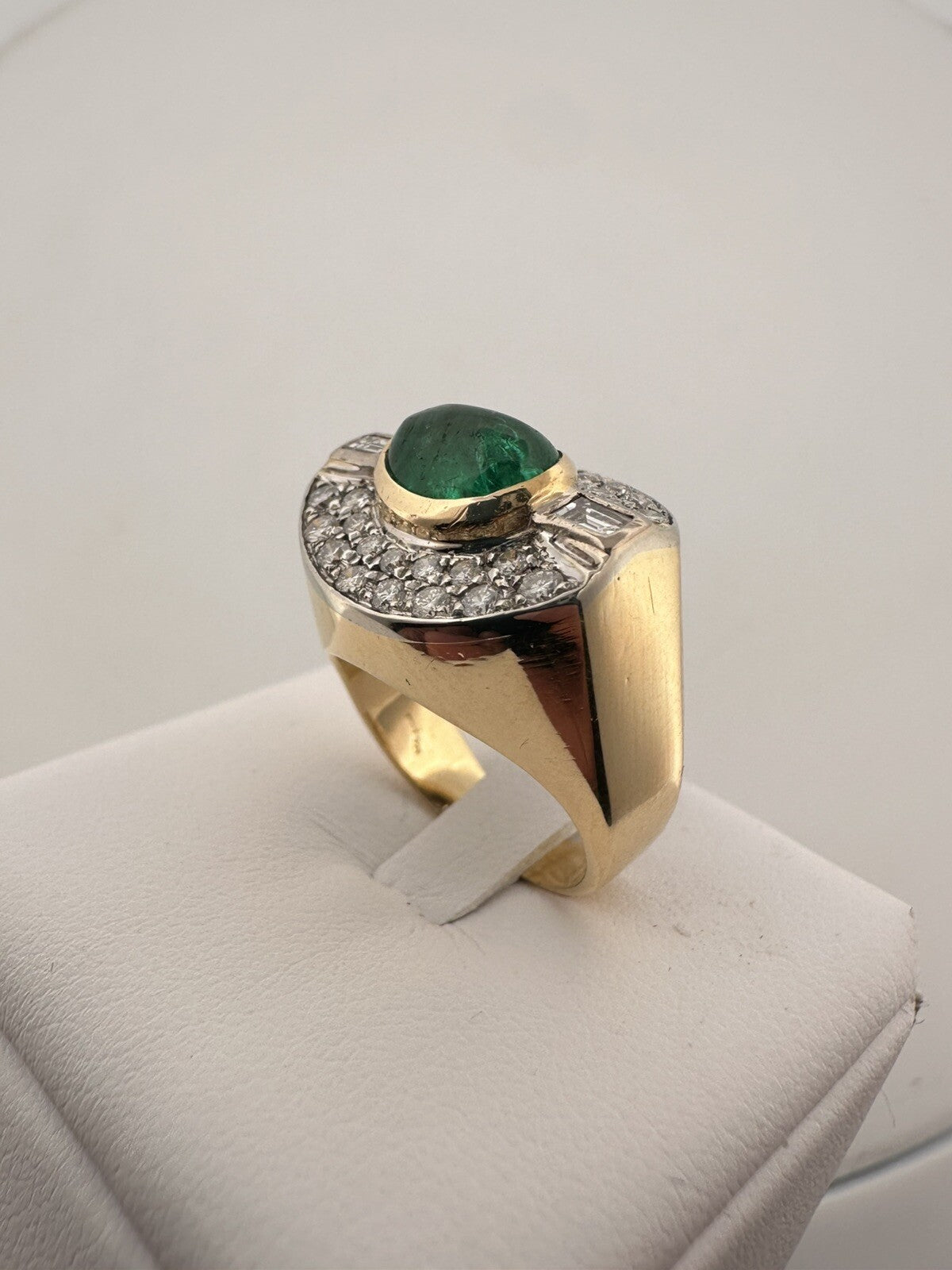 Anello a fascia in oro 18 kt con smeraldo cabochon e diamanti, anni '90 – foto 21