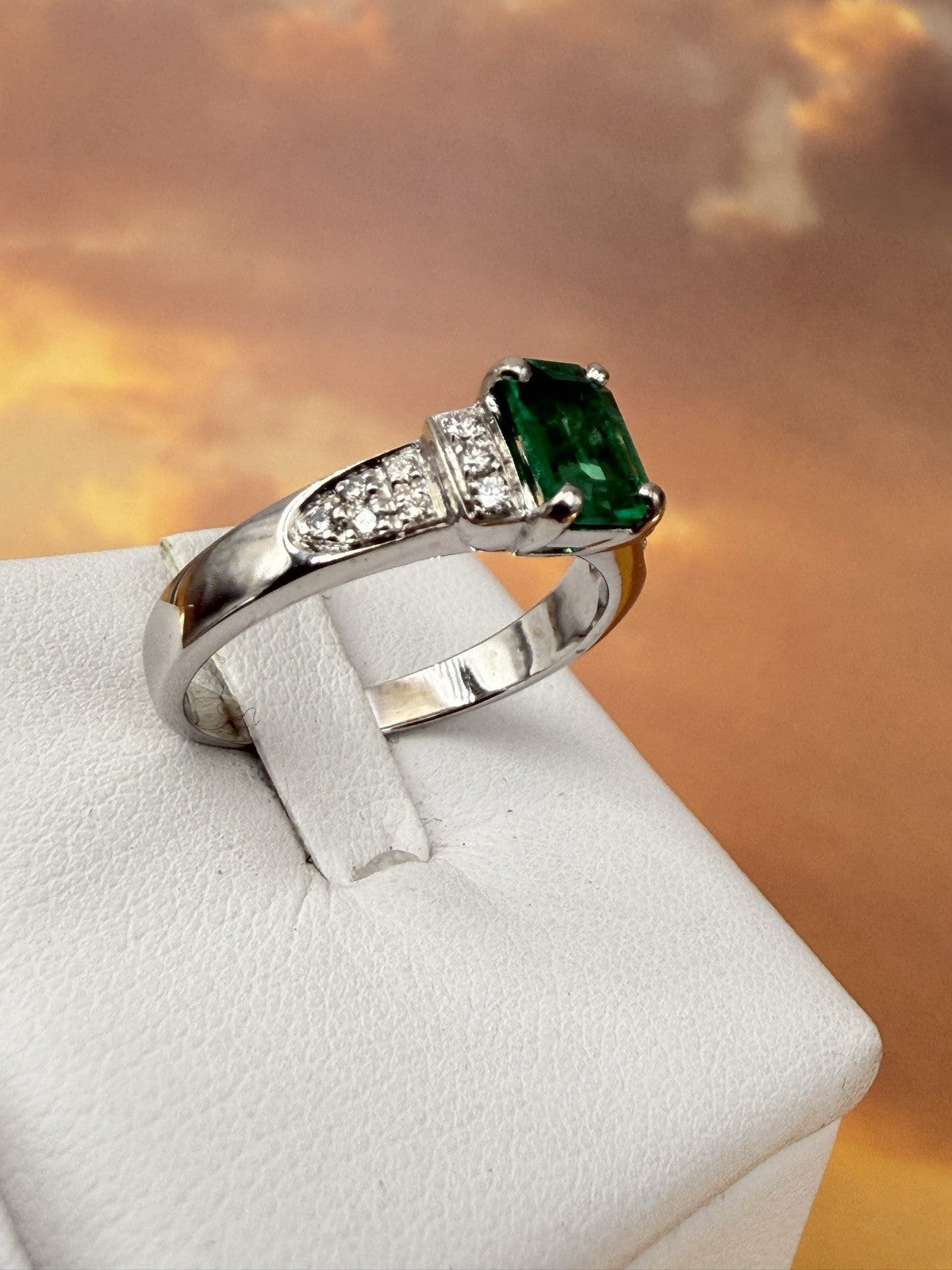 Anello artigianale in oro bianco 18 kt con smeraldo e brillanti – foto 5