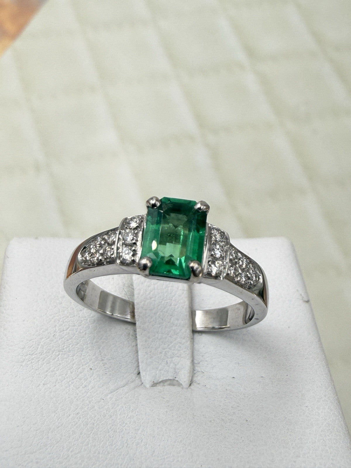 Anello artigianale in oro bianco 18 kt con smeraldo e brillanti – foto 12