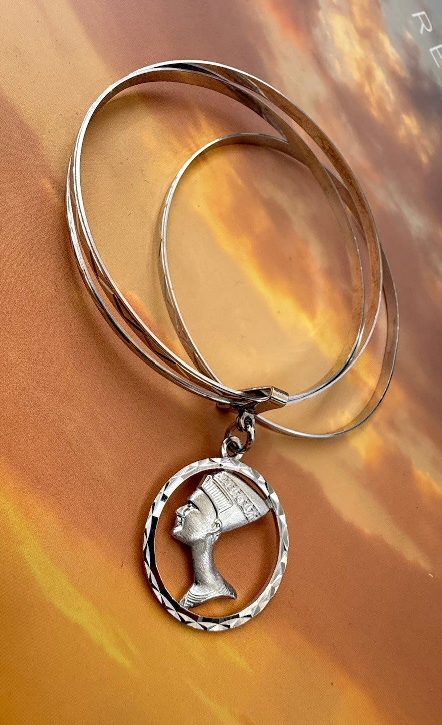 Bracciale a tre cerchi in oro bianco 18 kt con ciondolo Nefertiti, anni '60 – foto 15