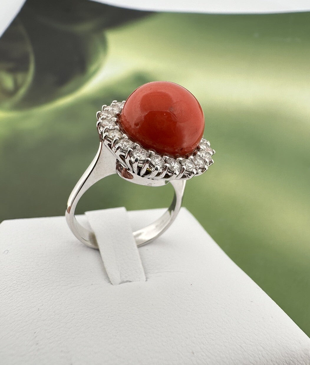 Anello artigianale in oro bianco 18 kt con sfera di corallo e brillanti – foto 8