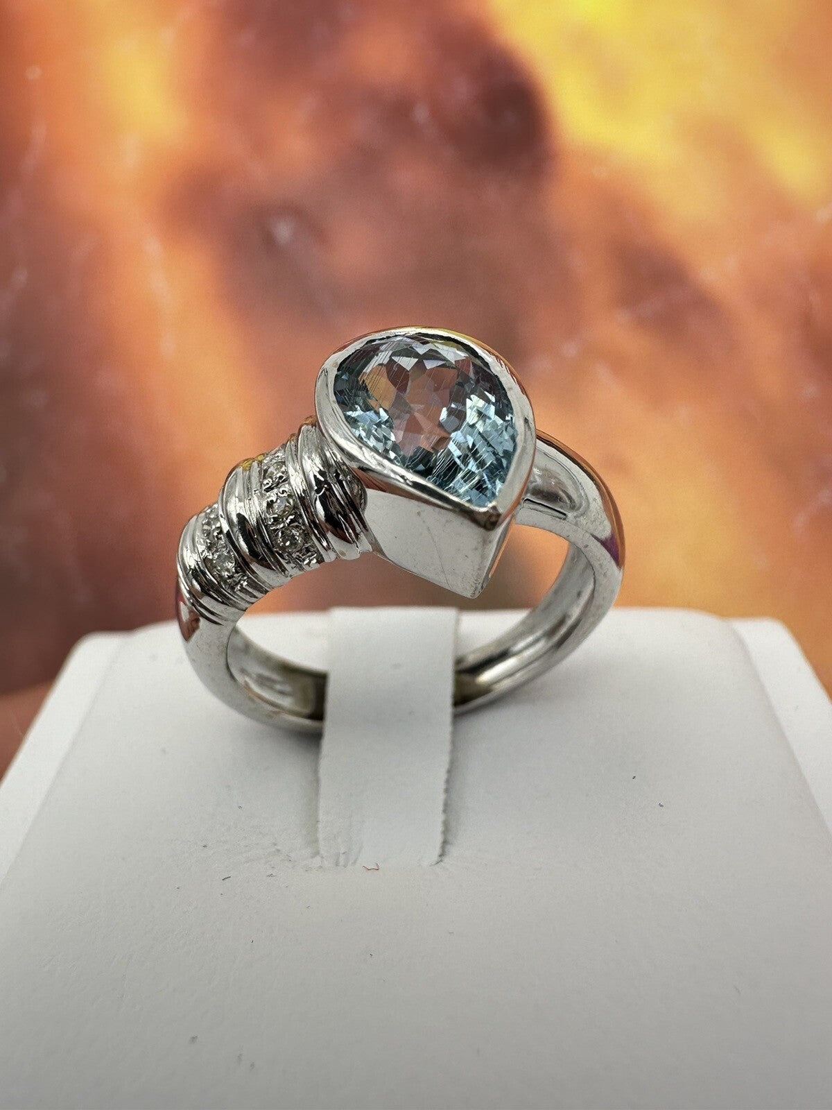 Anello artigianale in oro bianco 18 kt con acquamarina a goccia e brillanti – foto 9