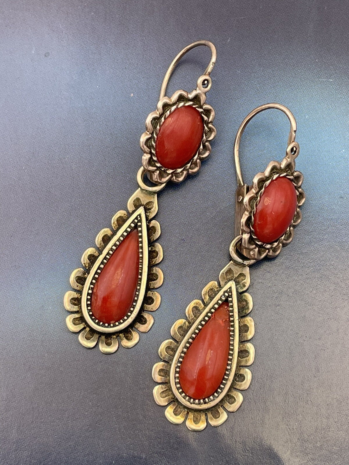 Orecchini antichi in oro rosso 6/7 kt con corallo cabochon a goccia, fine '800 – foto 9