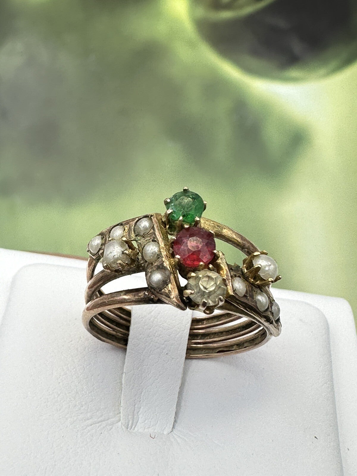 Anello borbonico in oro 6/7 kt con paste vitree e microperle, fine '800