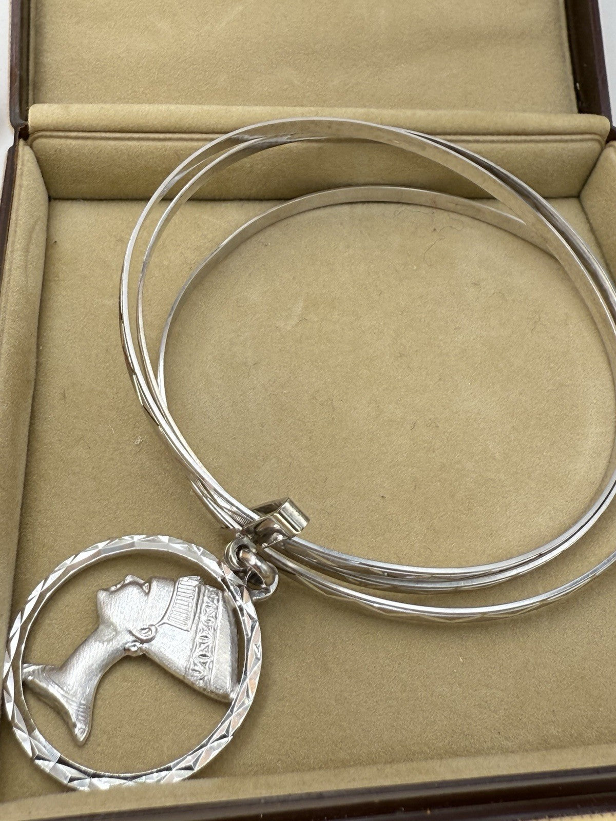 Bracciale a tre cerchi in oro bianco 18 kt con ciondolo Nefertiti, anni '60 – foto 21