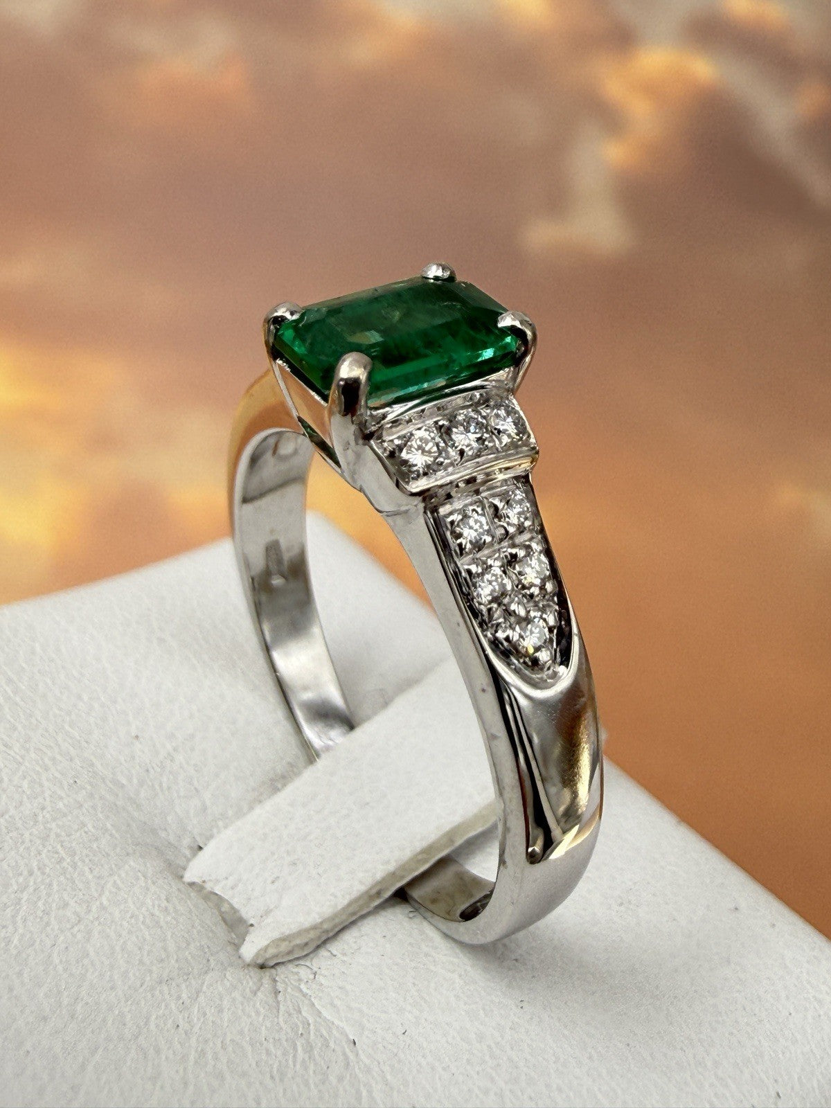 Anello artigianale in oro bianco 18 kt con smeraldo e brillanti – foto 4