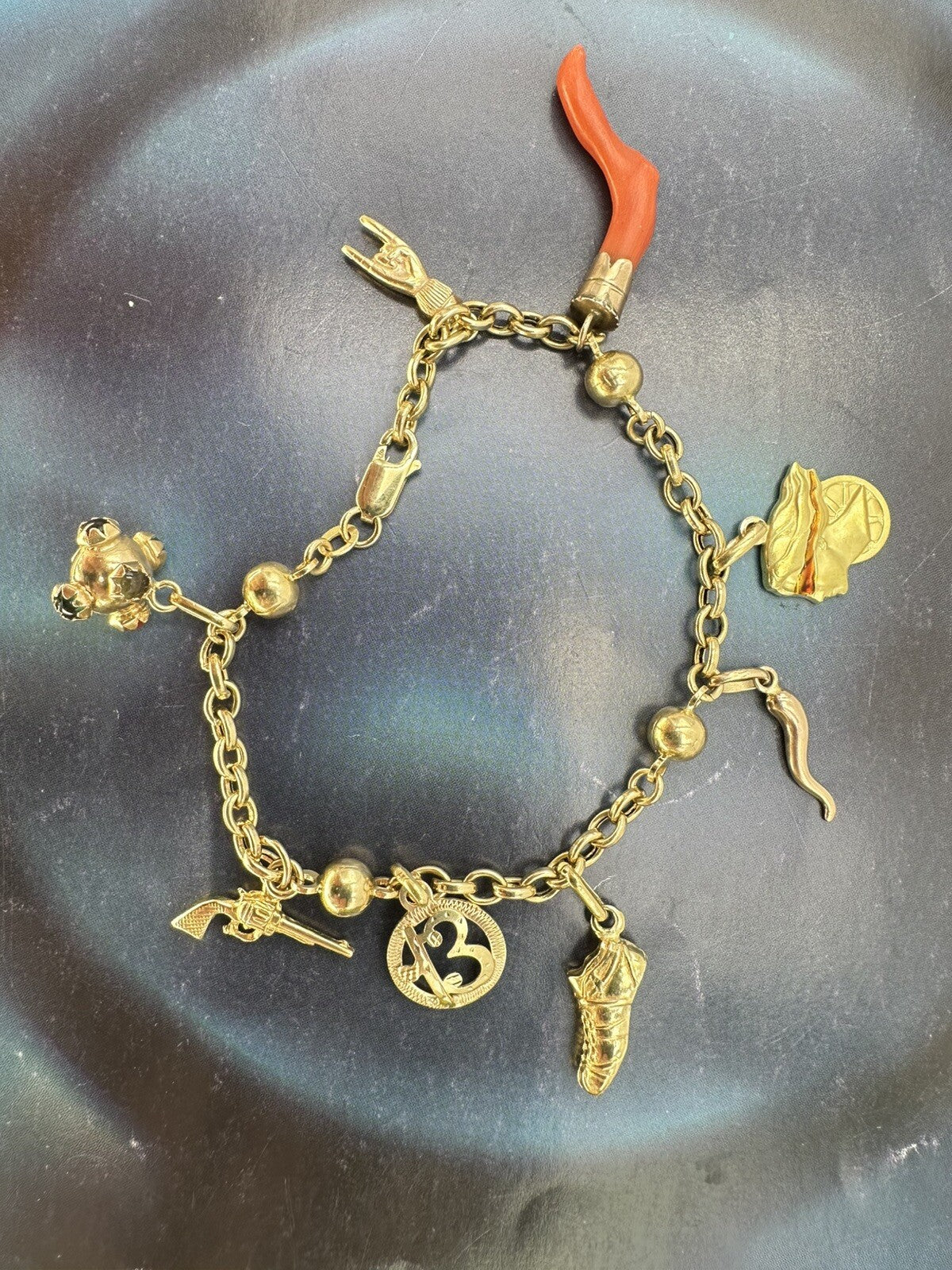 Bracciale portafortuna artigianale in oro 18 kt con 8 charms – foto 15