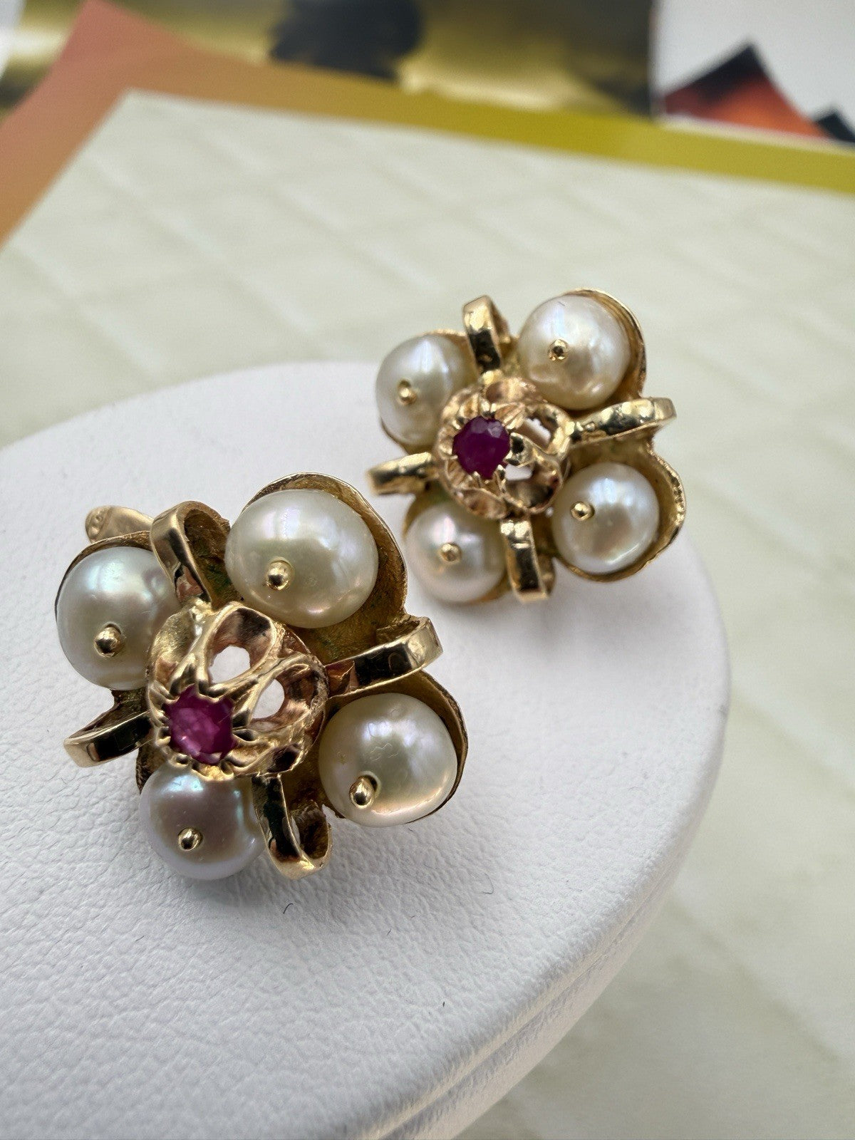 Orecchini vintage in oro rosso 12 kt con rubini e perle, anni '70 – foto 2