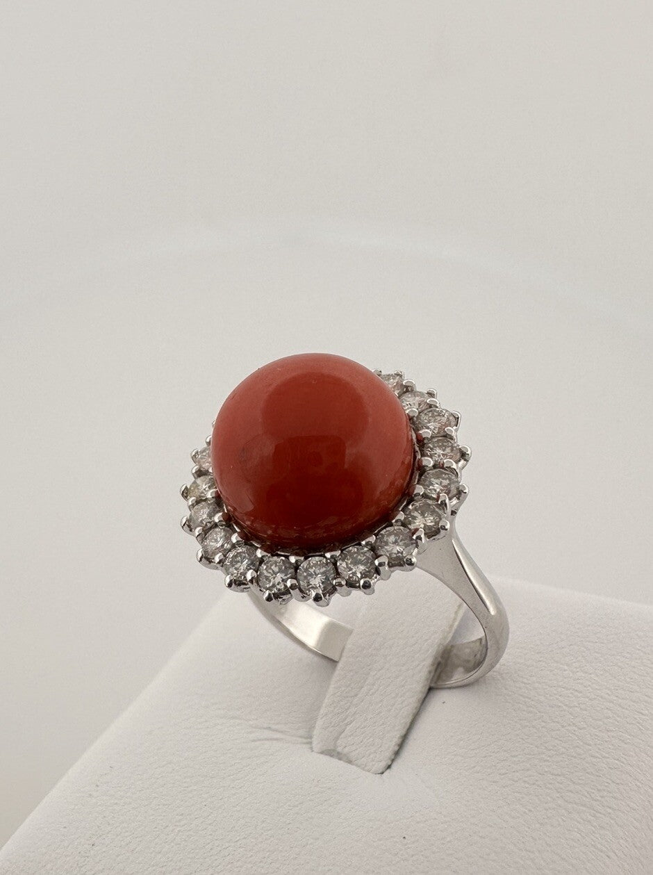 Anello artigianale in oro bianco 18 kt con sfera di corallo e brillanti – foto 17