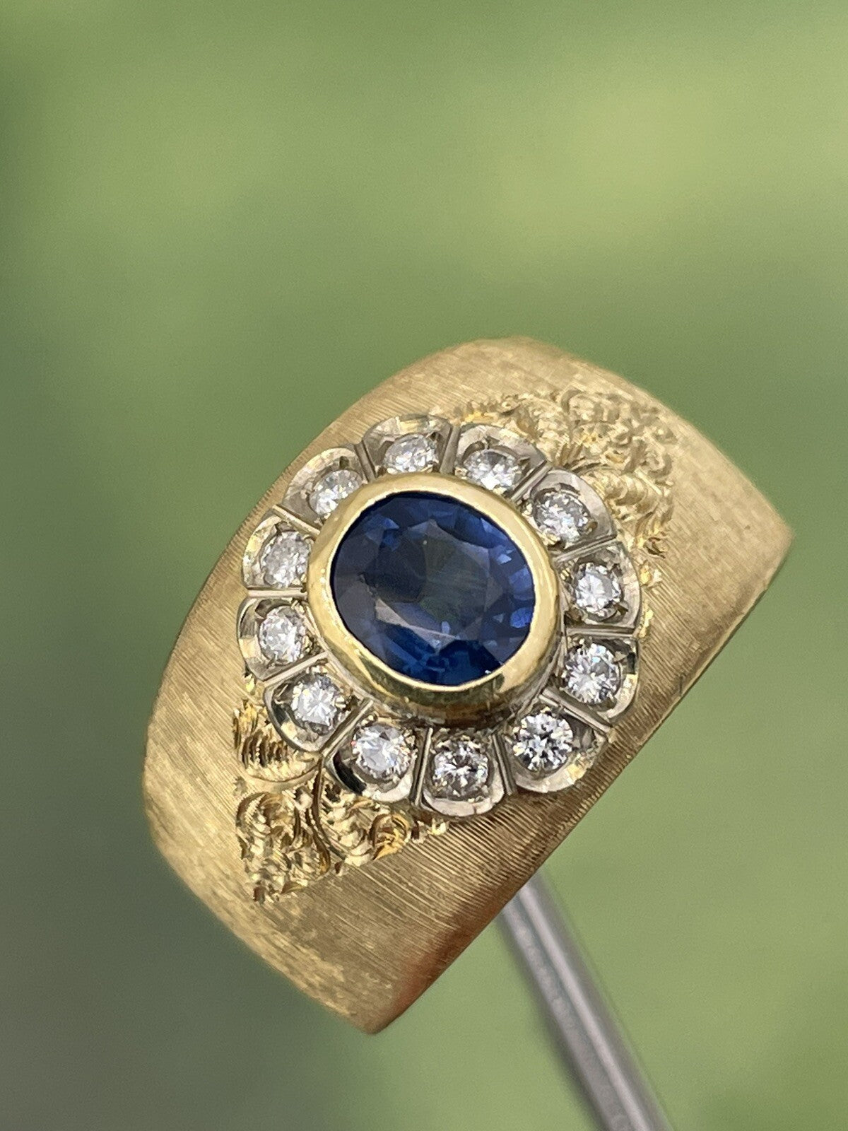 Anello a fascia inciso a mano in oro 18 kt con zaffiro e brillanti – foto 8