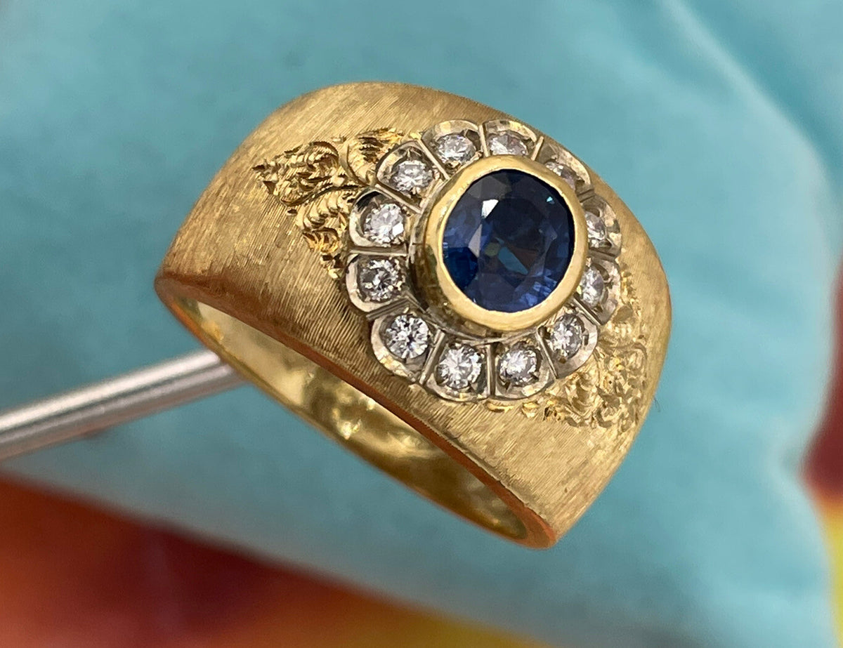 Anello a fascia inciso a mano in oro 18 kt con zaffiro e brillanti – foto 10
