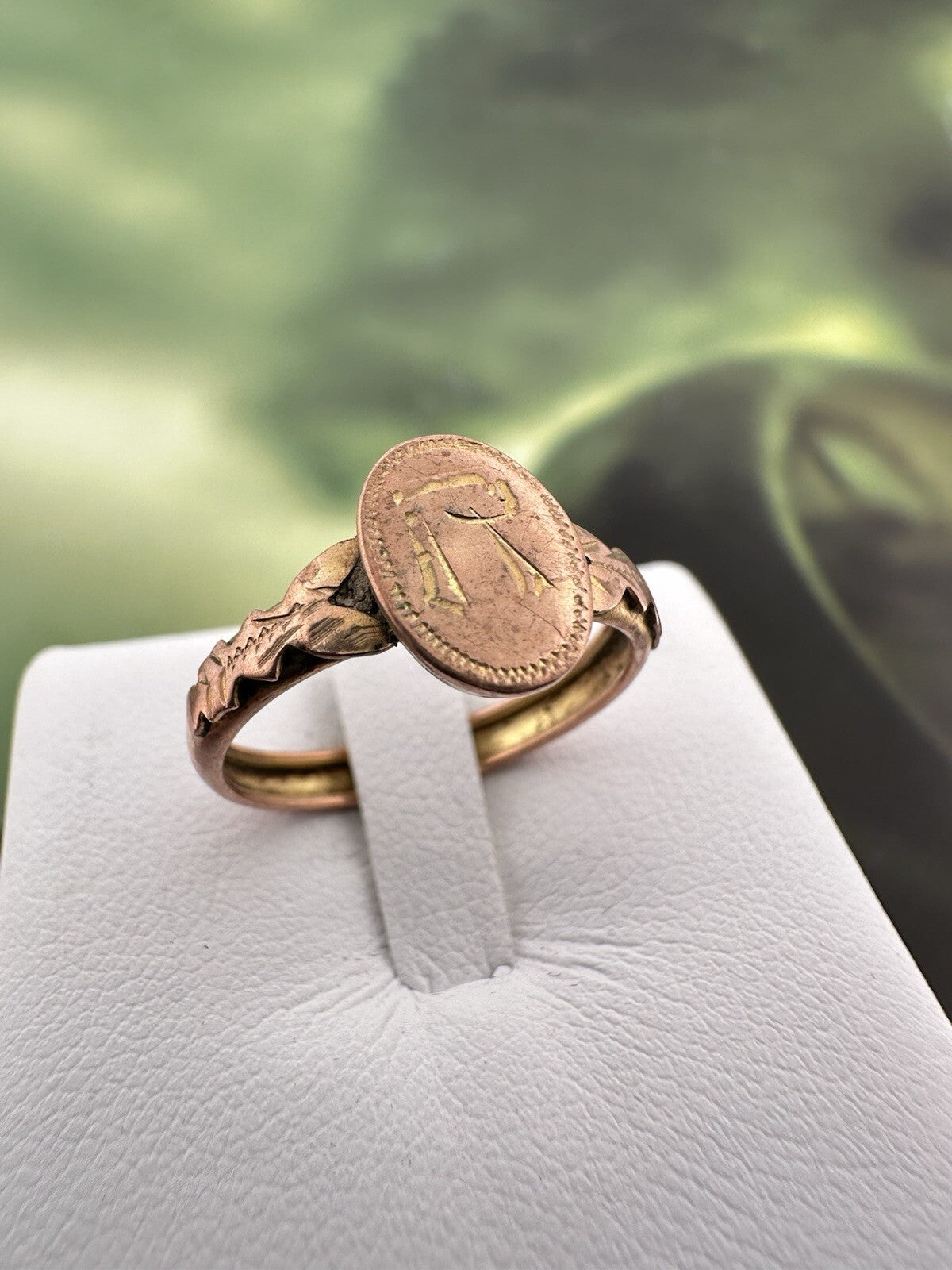 Anello antico con iniziale R incisa in oro 8 kt, inizi '900 – foto 9