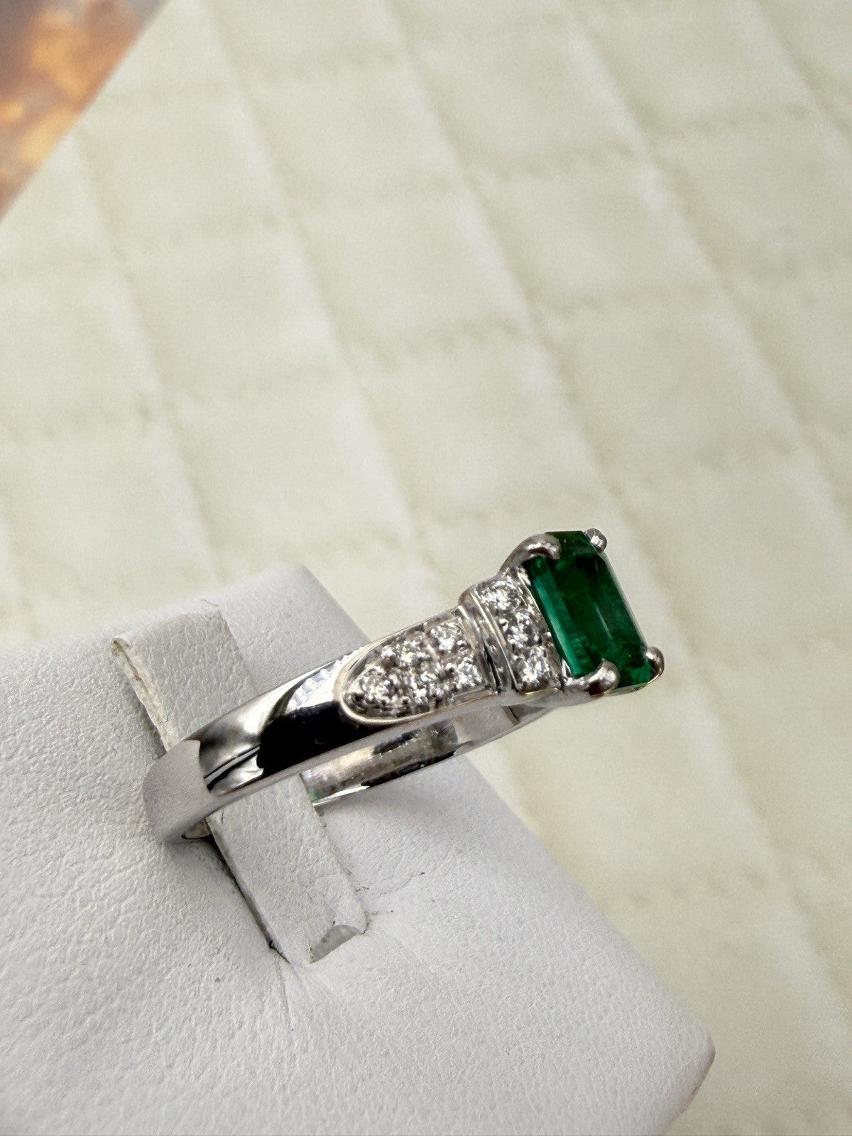 Anello artigianale in oro bianco 18 kt con smeraldo e brillanti – foto 14