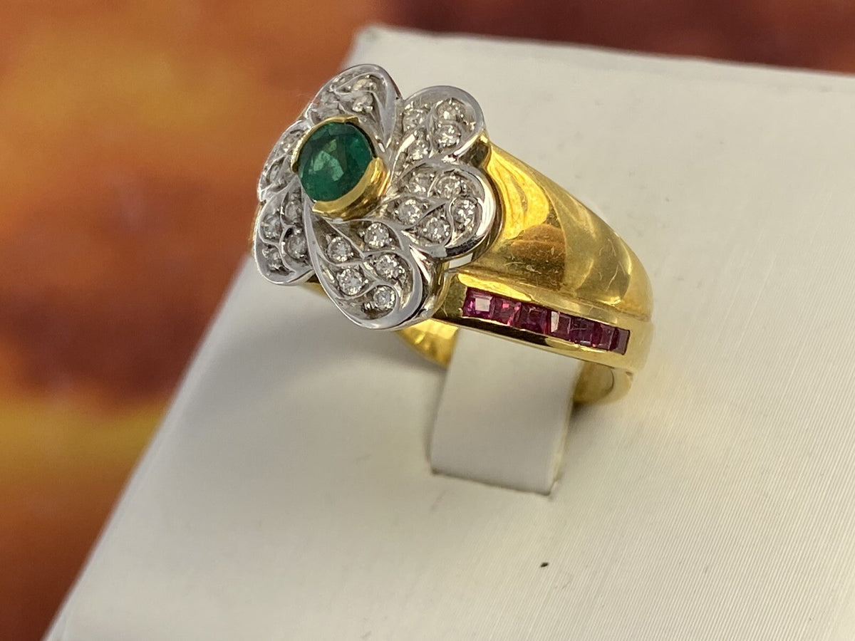 Anello a fascia in oro giallo 18 kt con smeraldo, rubini e brillanti