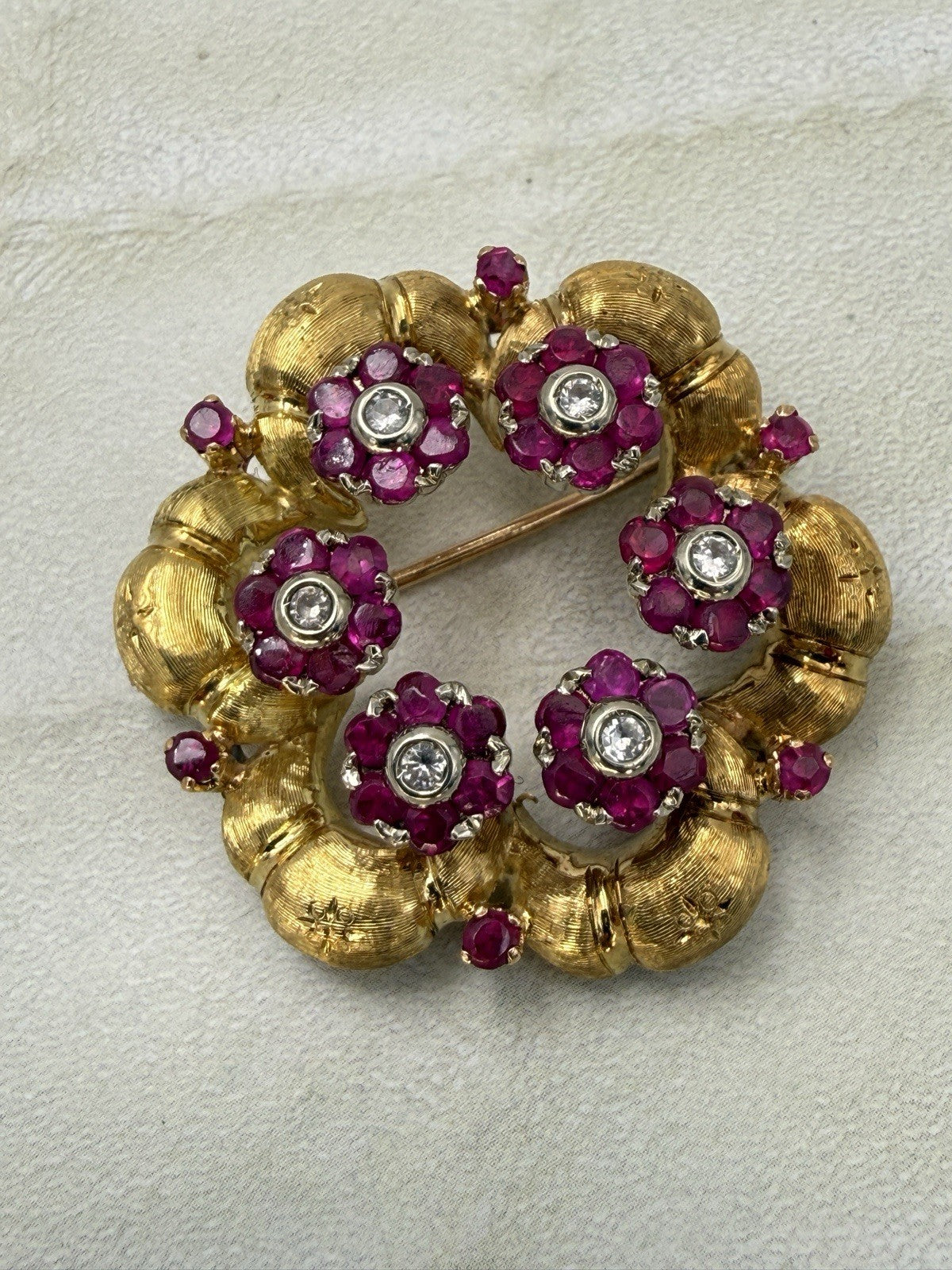 Spilla vintage in oro 18 kt con rubini e brillanti, anni '70 – foto 5
