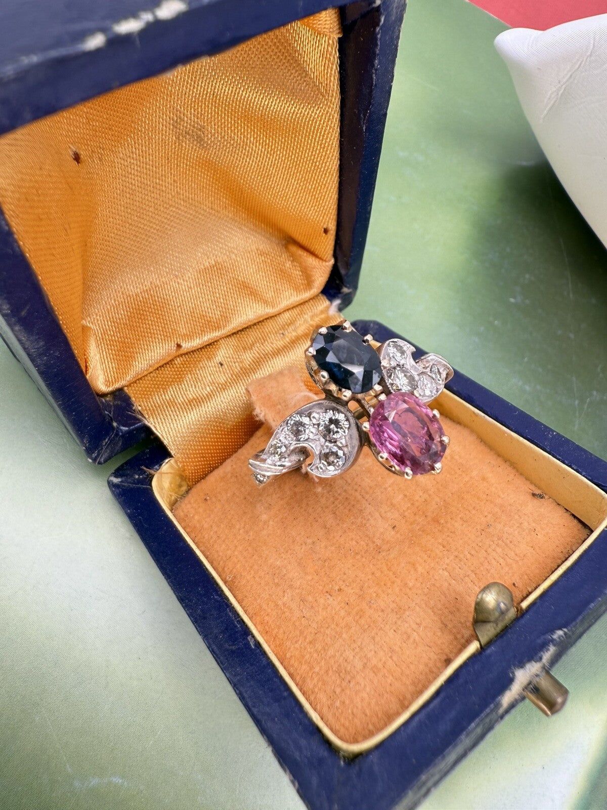 Anello contrarié in oro 12 kt con rubino, zaffiro e brillanti, anni '50 – foto 2
