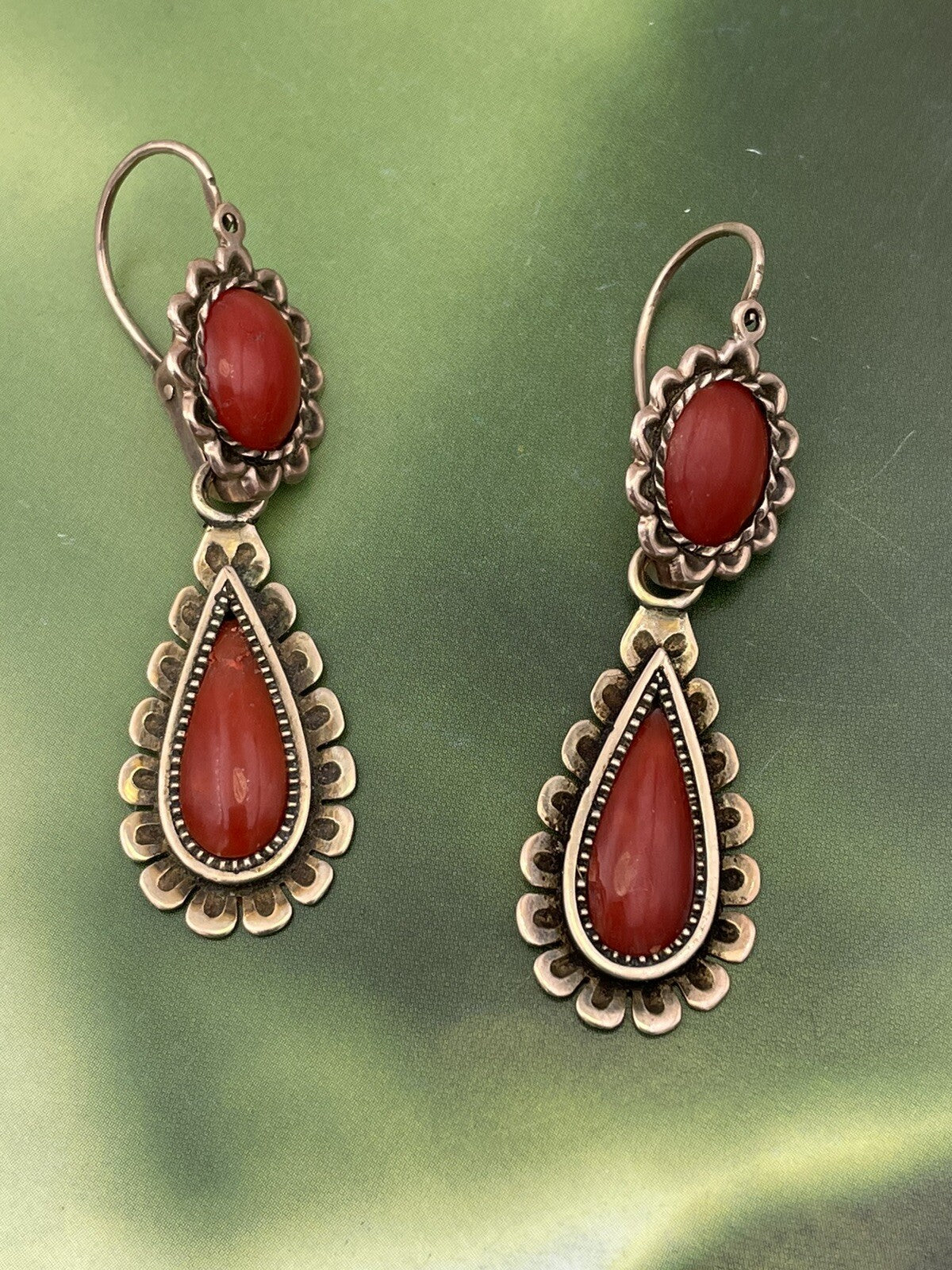 Orecchini antichi in oro rosso 6/7 kt con corallo cabochon a goccia, fine '800 – foto 12