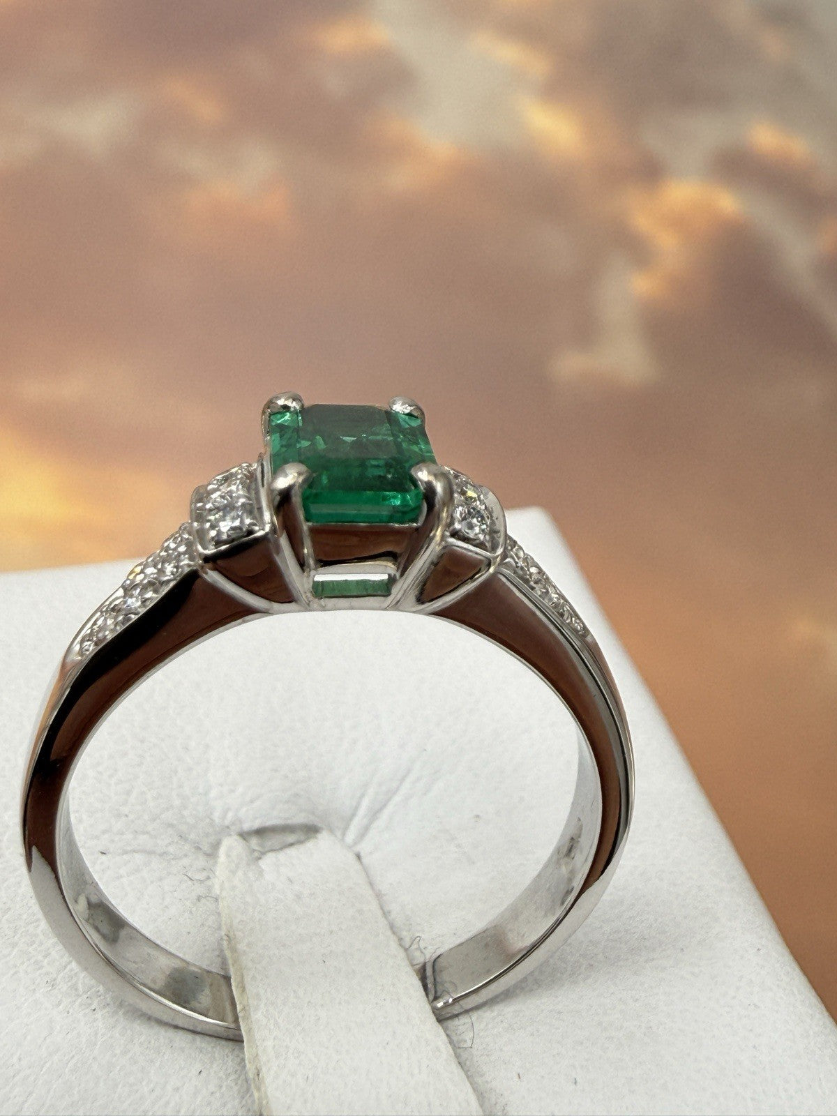 Anello artigianale in oro bianco 18 kt con smeraldo e brillanti – foto 8