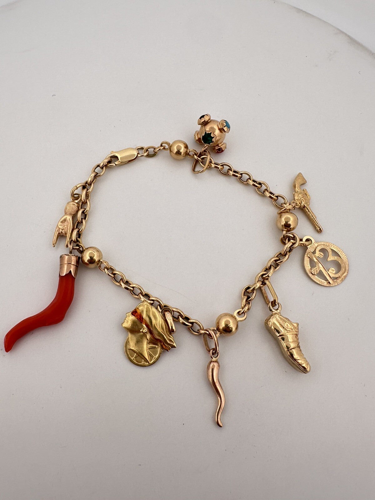 Bracciale portafortuna artigianale in oro 18 kt con 8 charms – foto 10