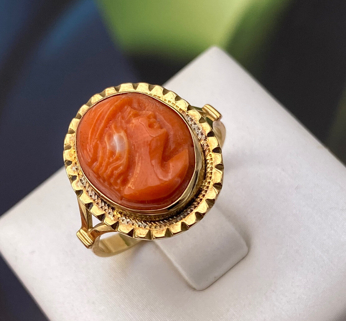 Anello in oro 18 kt con cammeo in corallo cerasuolo – foto 2