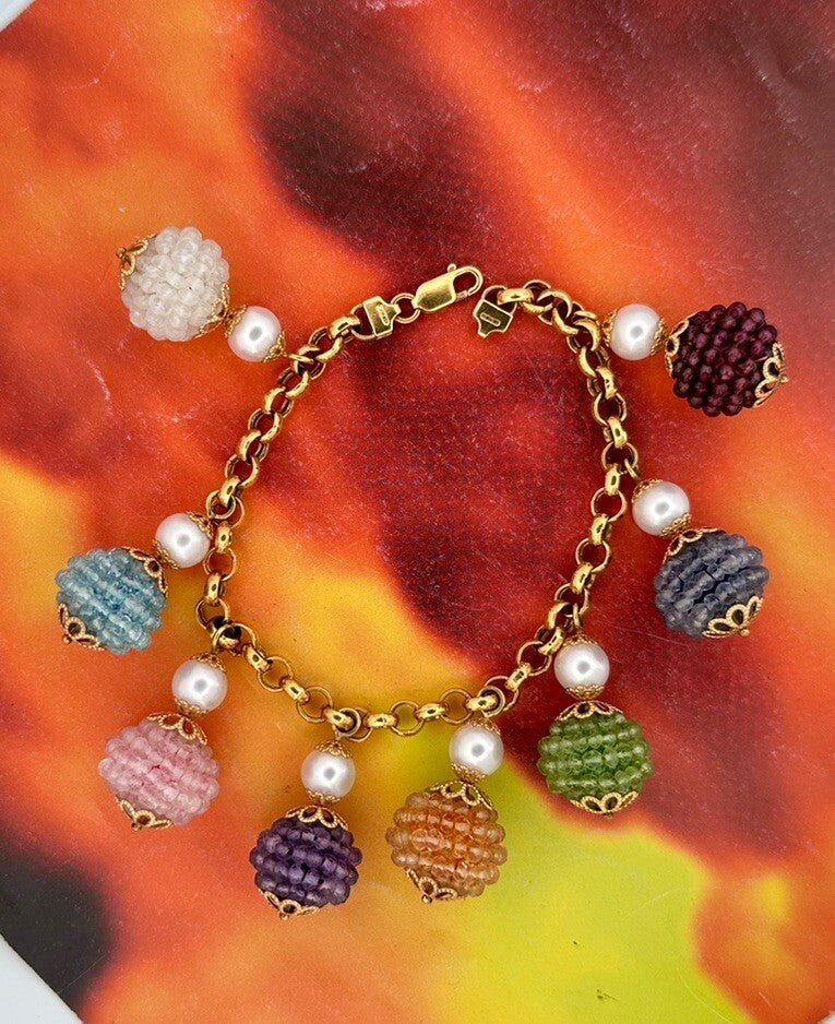 Bracciale charms in oro giallo 18 kt con pietre dure e perle