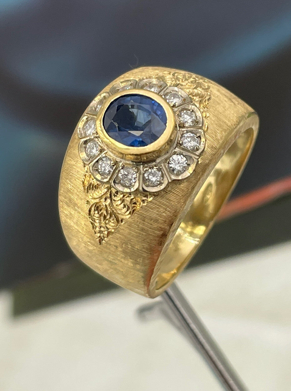 Anello a fascia inciso a mano in oro 18 kt con zaffiro e brillanti – foto 9