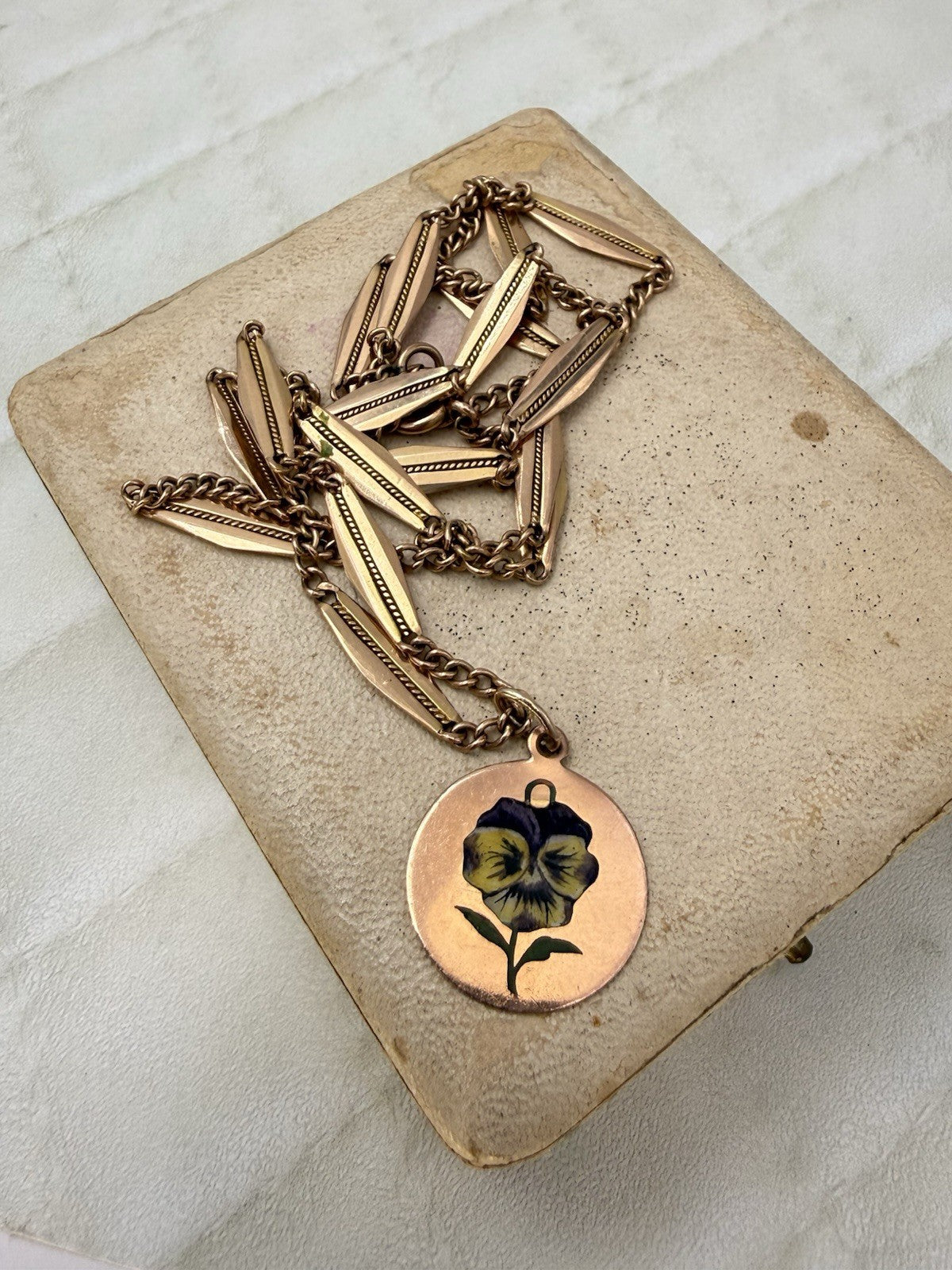 Collana antica in oro 12 kt con ciondolo floreale smaltato viola, inizi '900 – foto 5