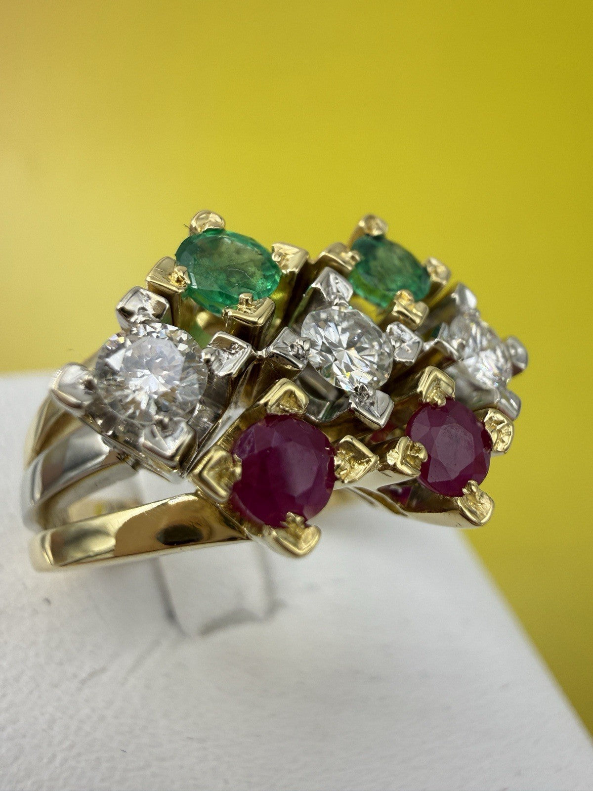 Anello a fascia tricolore in oro 18 kt con smeraldi, rubini e brillanti