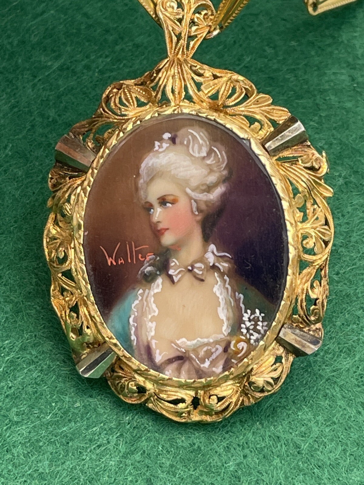 Collana antica con ciondolo-spilla miniatura in oro 18 kt, inizi '900