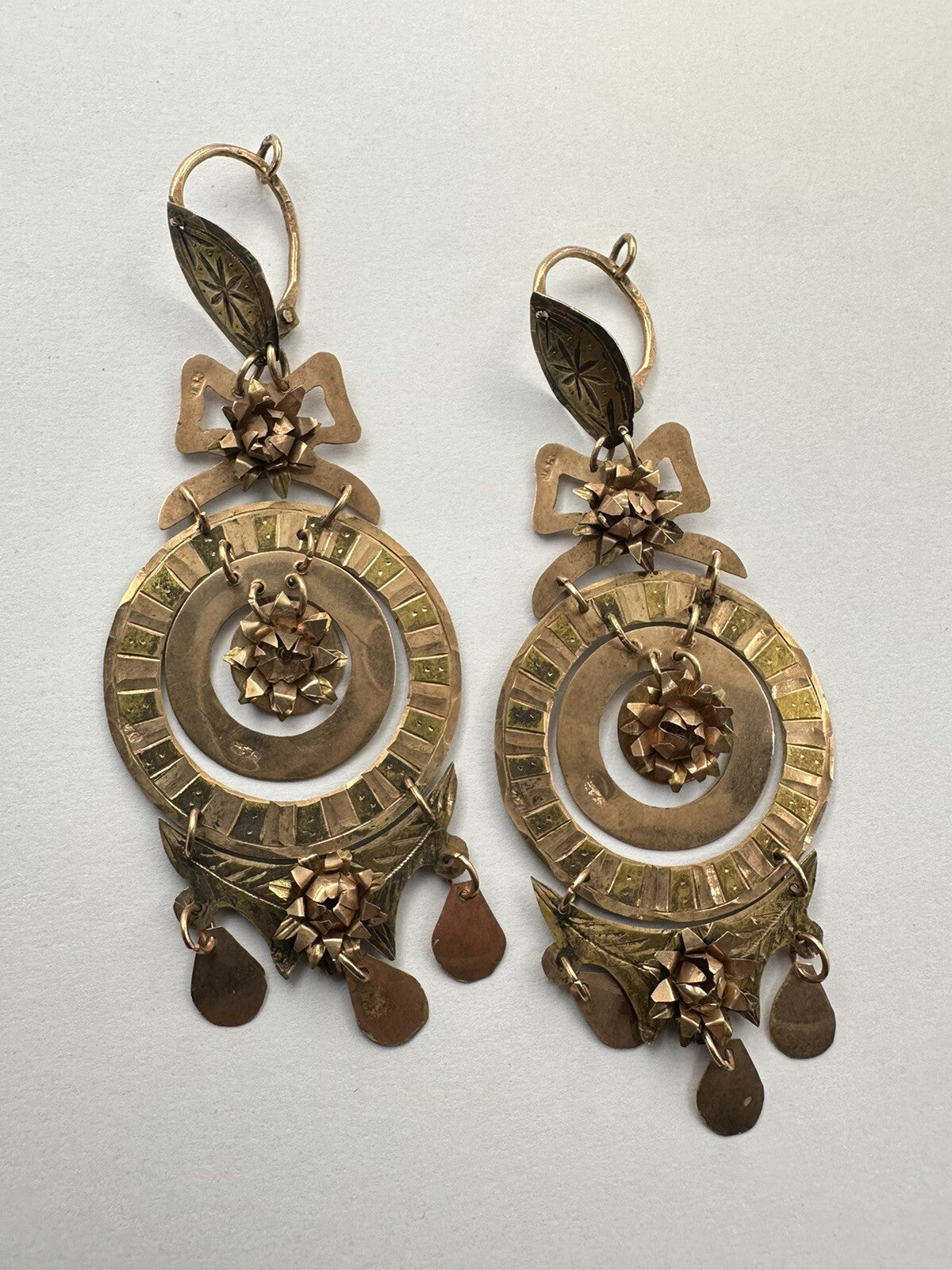 Orecchini borbonici a lamina d'oro 6/7 kt con fiocco floreale, '800 – foto 15
