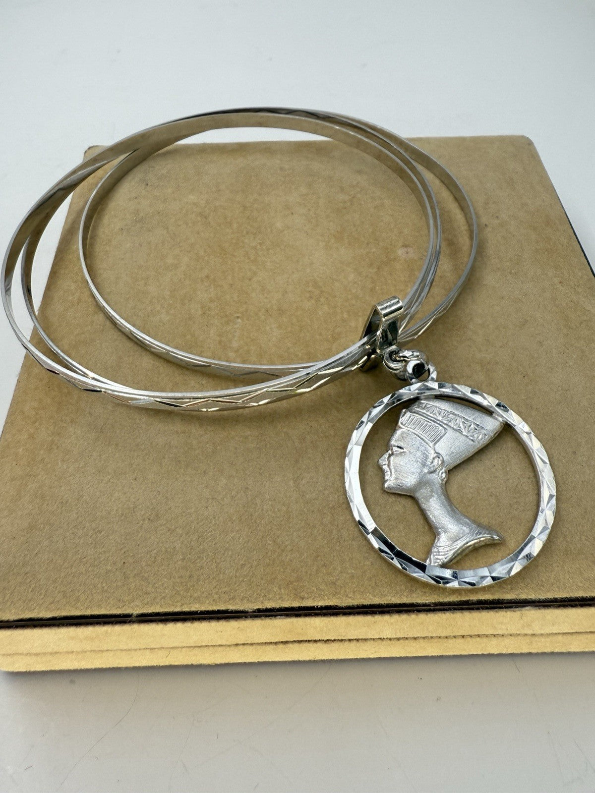 Bracciale a tre cerchi in oro bianco 18 kt con ciondolo Nefertiti, anni '60 – foto 14