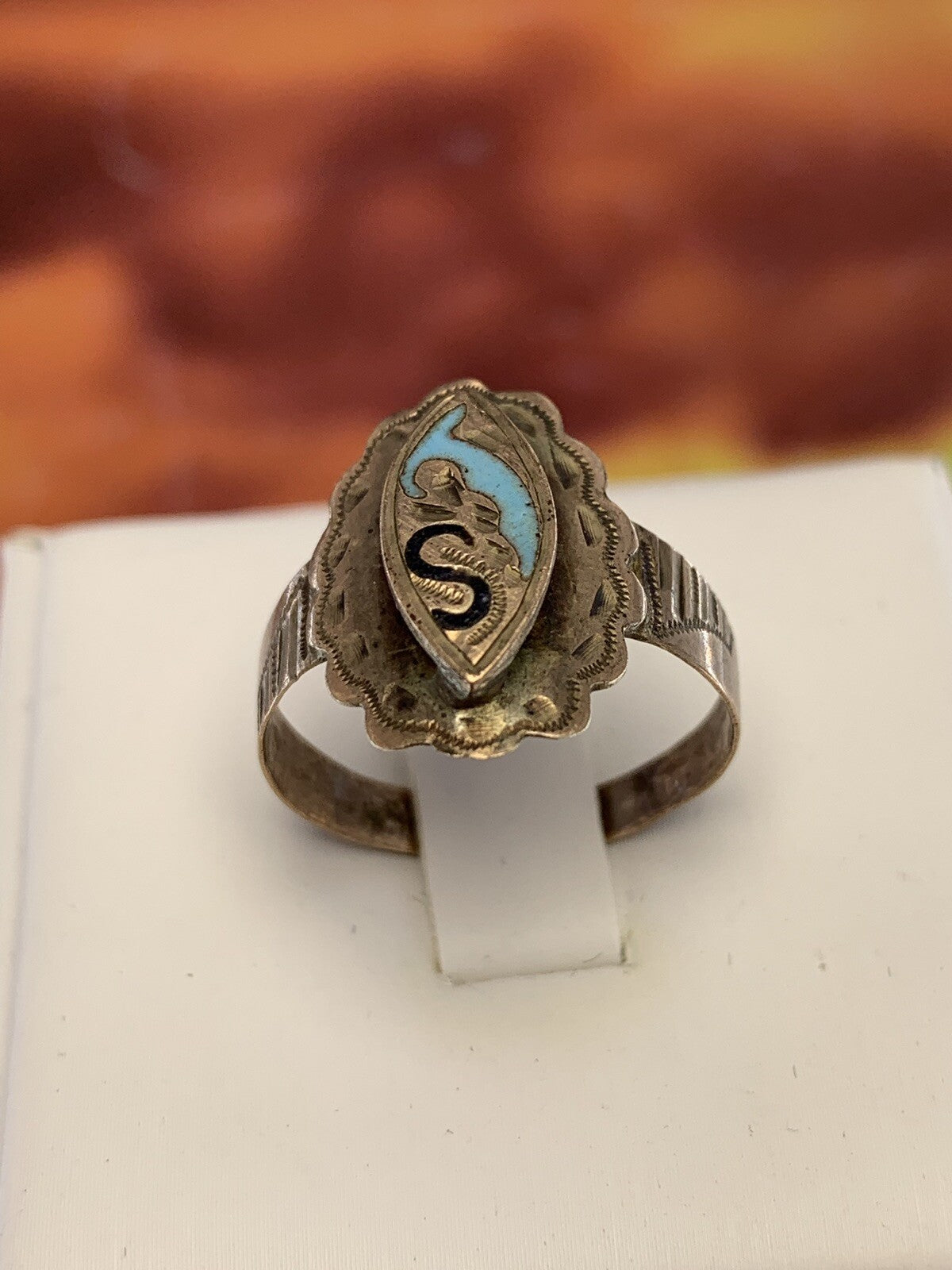 Anello borbonico largo con smalti e lettera S in oro 6/7 kt, fine '800 – foto 4