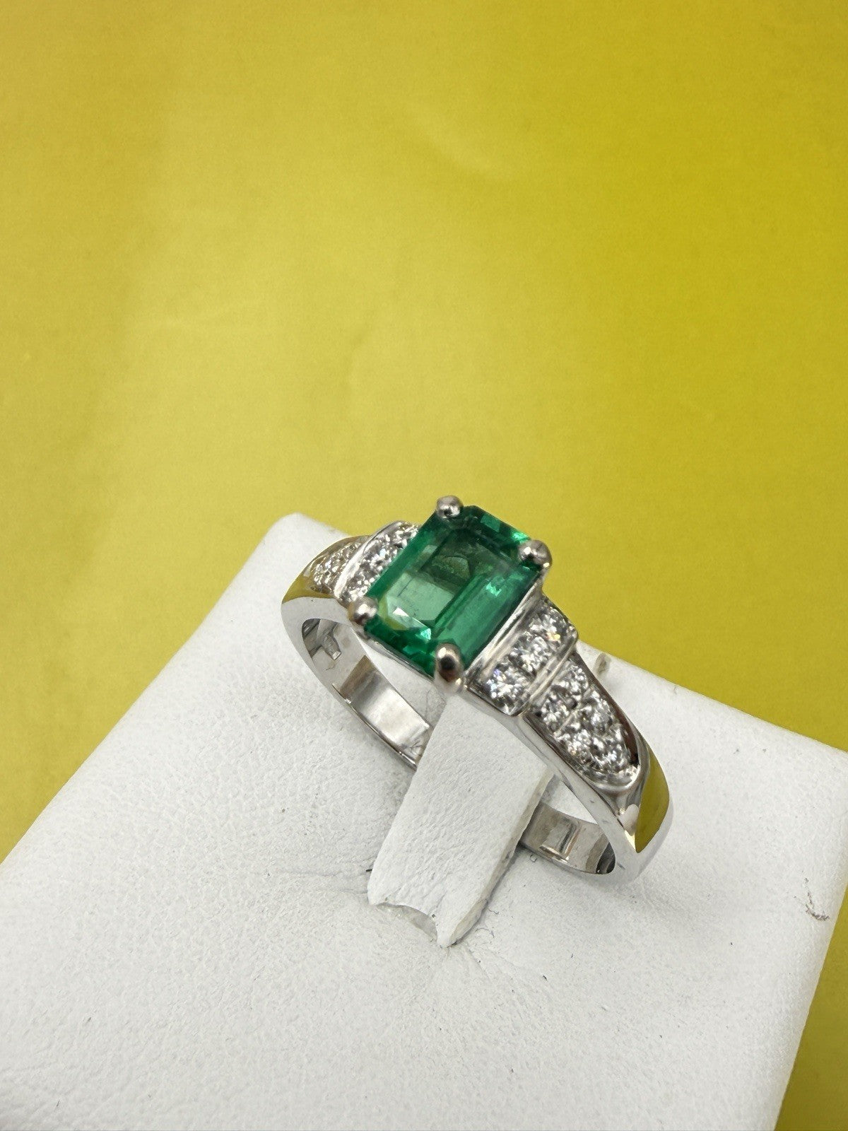 Anello artigianale in oro bianco 18 kt con smeraldo e brillanti – foto 15