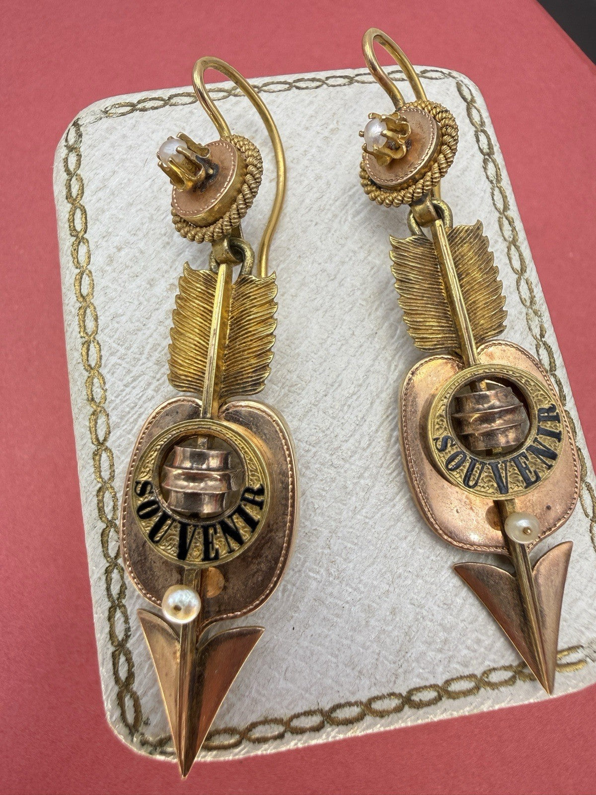 Orecchini borbonici in oro 6/7 kt con scritta smaltata e microperle – foto 5