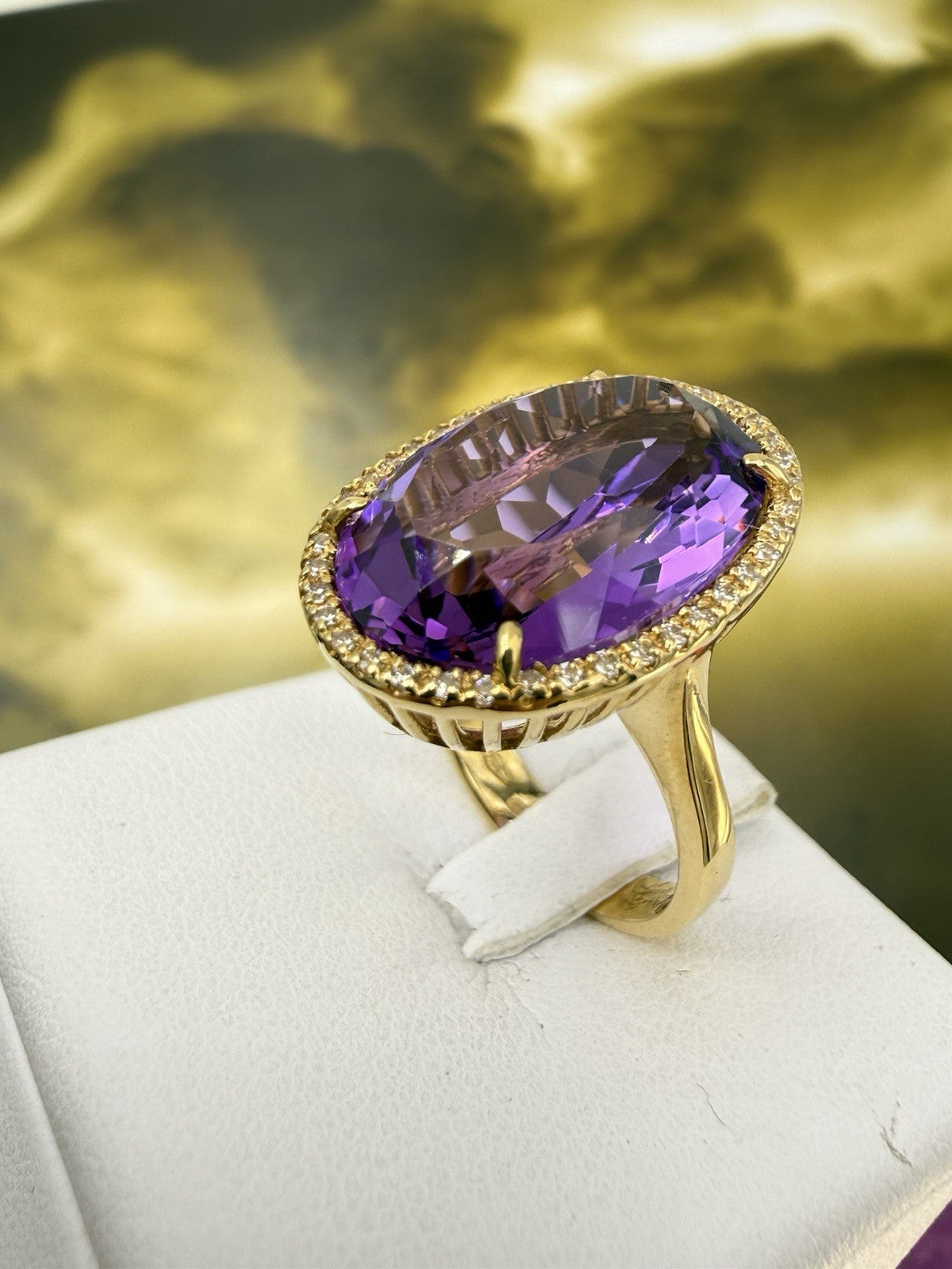 Anello in oro 18 kt con grande ametista e contorno di zirconi – foto 2