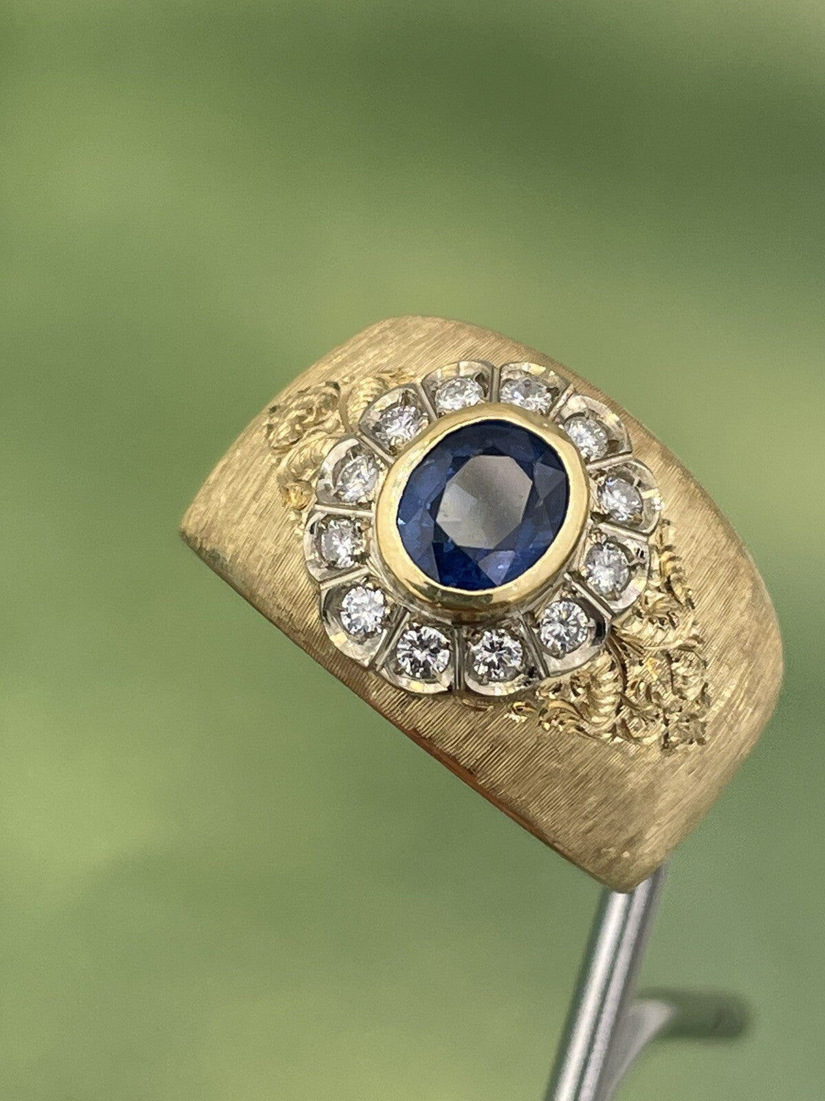 Anello a fascia inciso a mano in oro 18 kt con zaffiro e brillanti – foto 4
