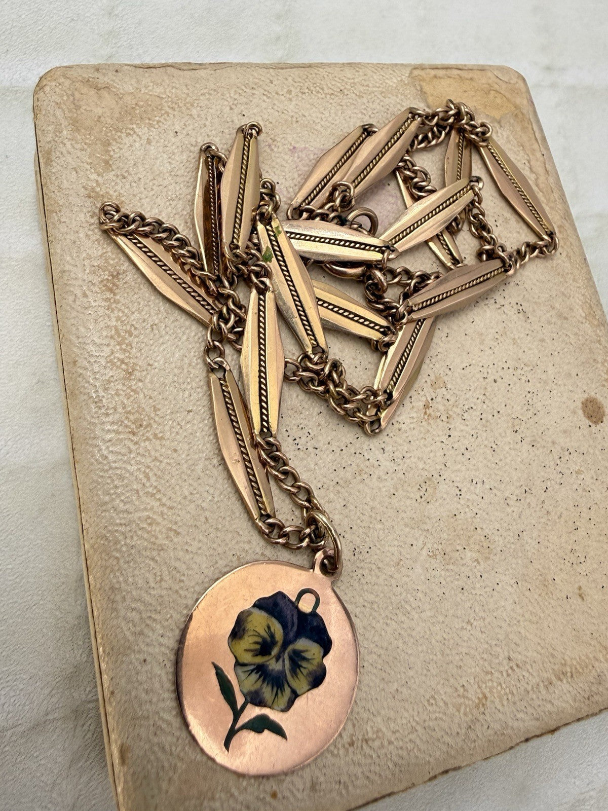 Collana antica in oro 12 kt con ciondolo floreale smaltato viola, inizi '900 – foto 3
