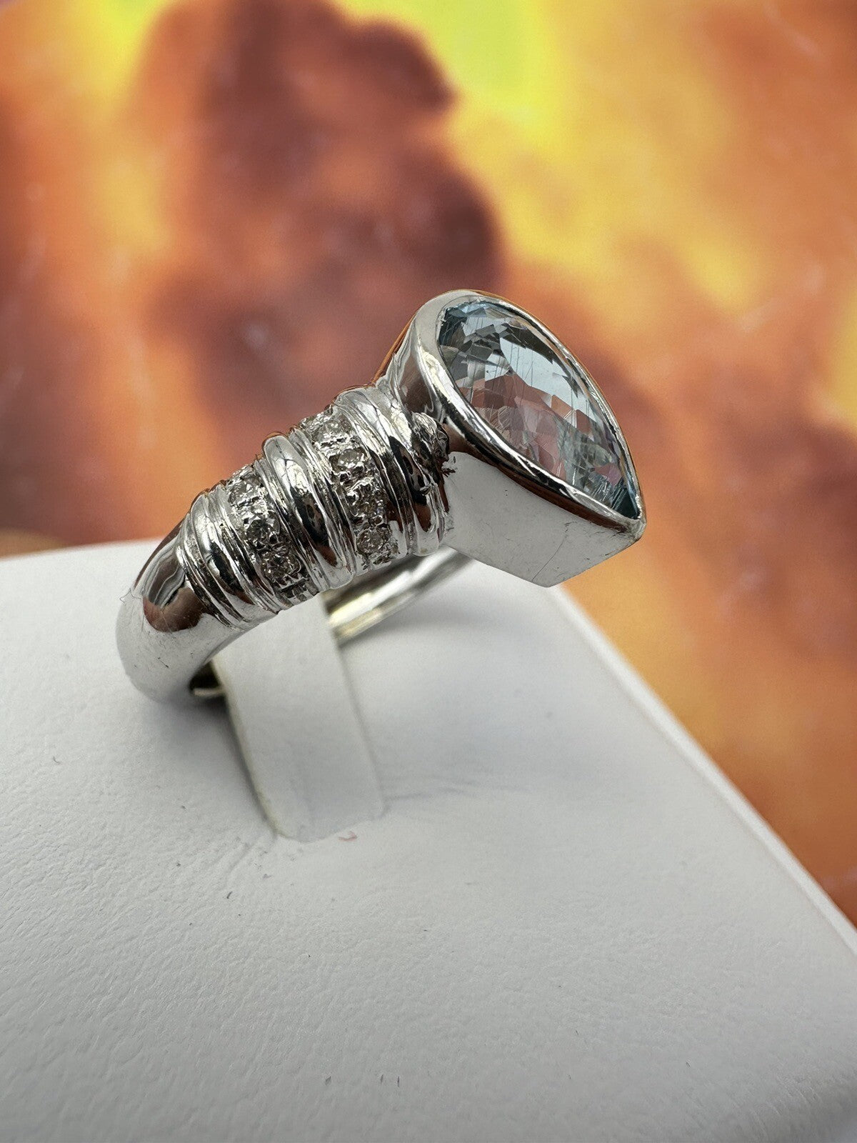 Anello artigianale in oro bianco 18 kt con acquamarina a goccia e brillanti – foto 7